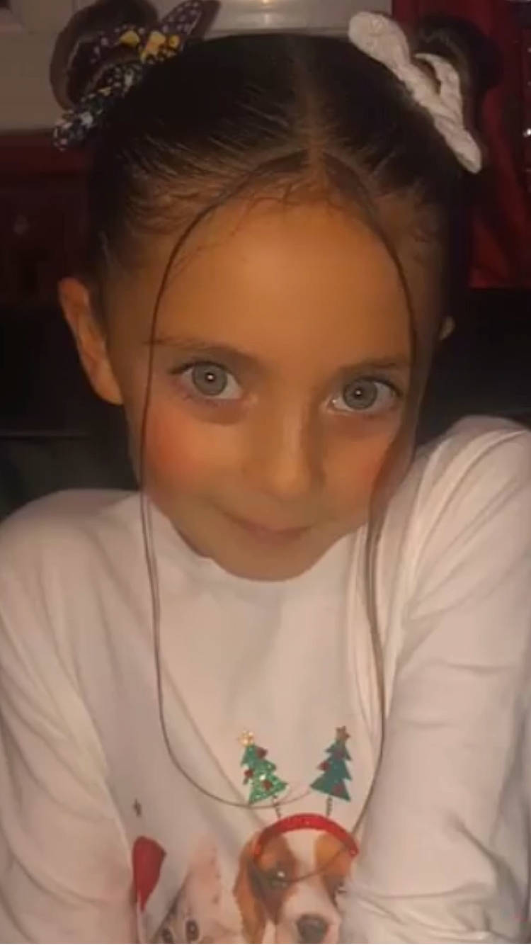 Julia a rejoint le concours — aidez-le/la à gagner de superbes lots ! cheek, chin, ear, eye, eyebrow, eyelash, facial_expression, forehead, hand, head, human_body, jaw, joy, lip, mammal, mouth, neck, nose, organ, person