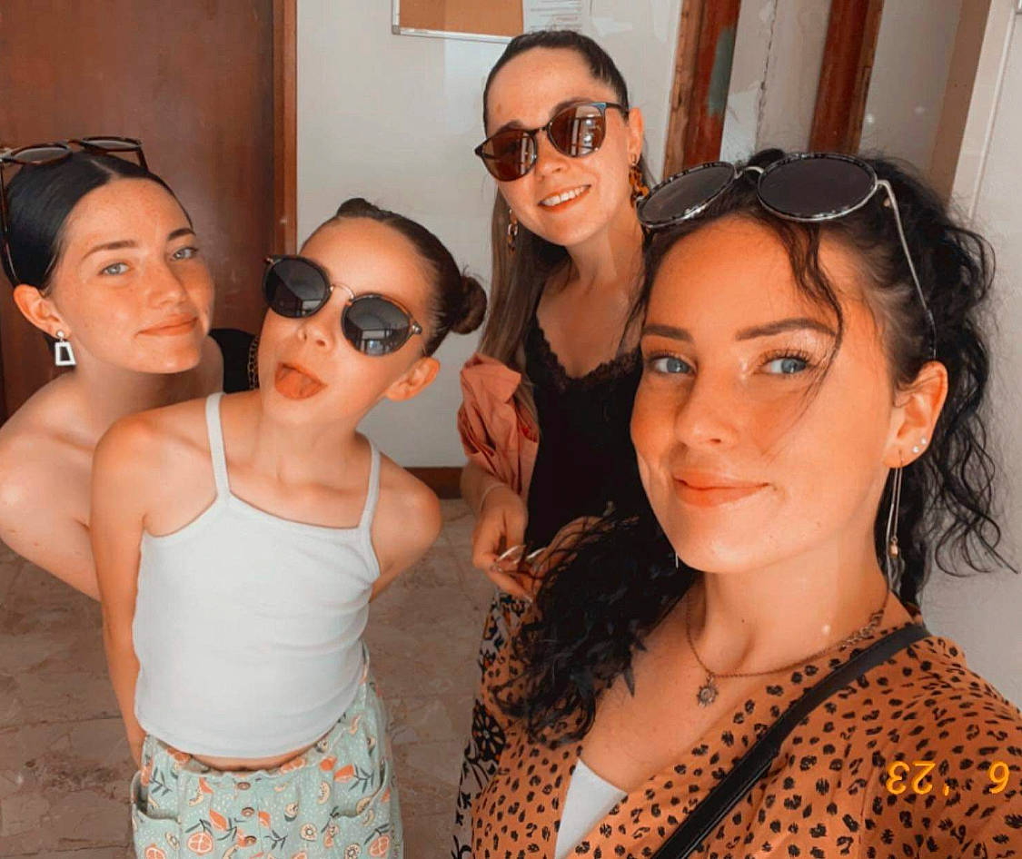 Julia participe au concours pour gagner de l'argent avec cette photo : black_hair, chin, cool, eyebrow, eyelash, eyewear, face, fashion_design, glasses, goggles, hair, happy, head, joy, organ, person, shoulder, skin, sleeveless_shirt, smile