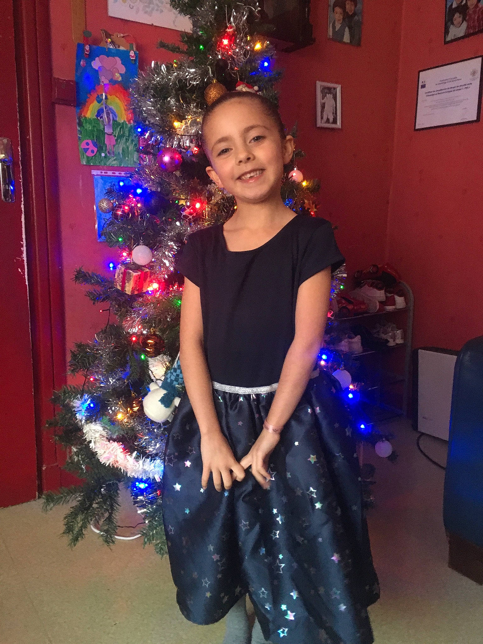 Julia participe au concours pour gagner de l'argent avec cette photo : christmas, christmas_decoration, christmas_eve, christmas_ornament, christmas_tree, cobalt_blue, electric_blue, event, holiday, interior_design, joy, person, plant, toddler, tree