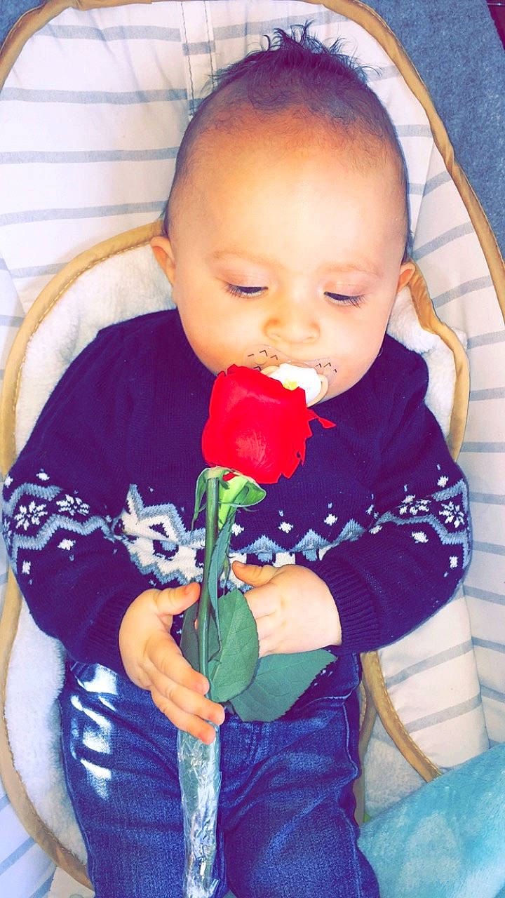 Nill a rejoint le concours — aidez-le/la à gagner de superbes lots ! baby, baby_products, child, food, person, plant, play, product, smile, toddler