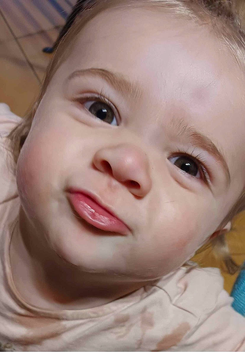 Louise a rejoint le concours — aidez-le/la à gagner de superbes lots ! baby, baby_toddler_clothing, cheek, child, close_up, ear, eyebrow, eyelash, forehead, gesture, happy, iris, jaw, lip, mouth, no_expression, nose, person, skin, smile