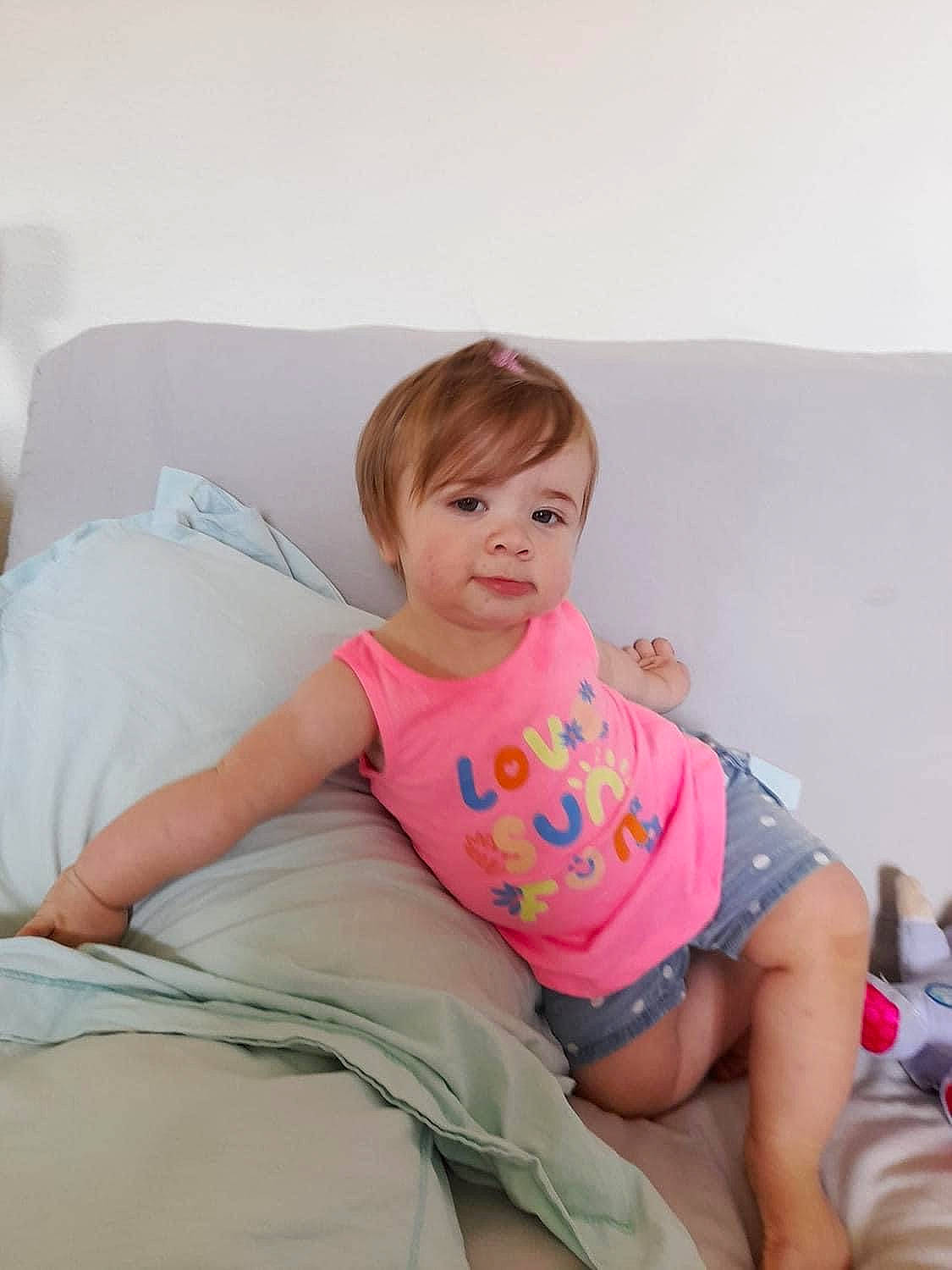 Louise participe au concours pour gagner de l'argent avec cette photo : arm, comfort, couch, elbow, finger, happy, human_body, joint, knee, lap, mouth, muscle, neck, person, pink, shorts, shoulder, skin, stomach, t_shirt