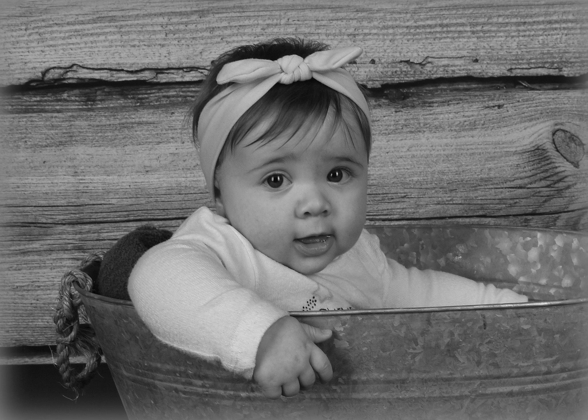 Louise a rejoint le concours — aidez-le/la à gagner de superbes lots ! baby, black, black_and_white, cheek, eye, eyebrow, face, flash_photography, grass, happy, head, iris, monochrome, monochrome_photography, person, skin, standing, style, toddler, white
