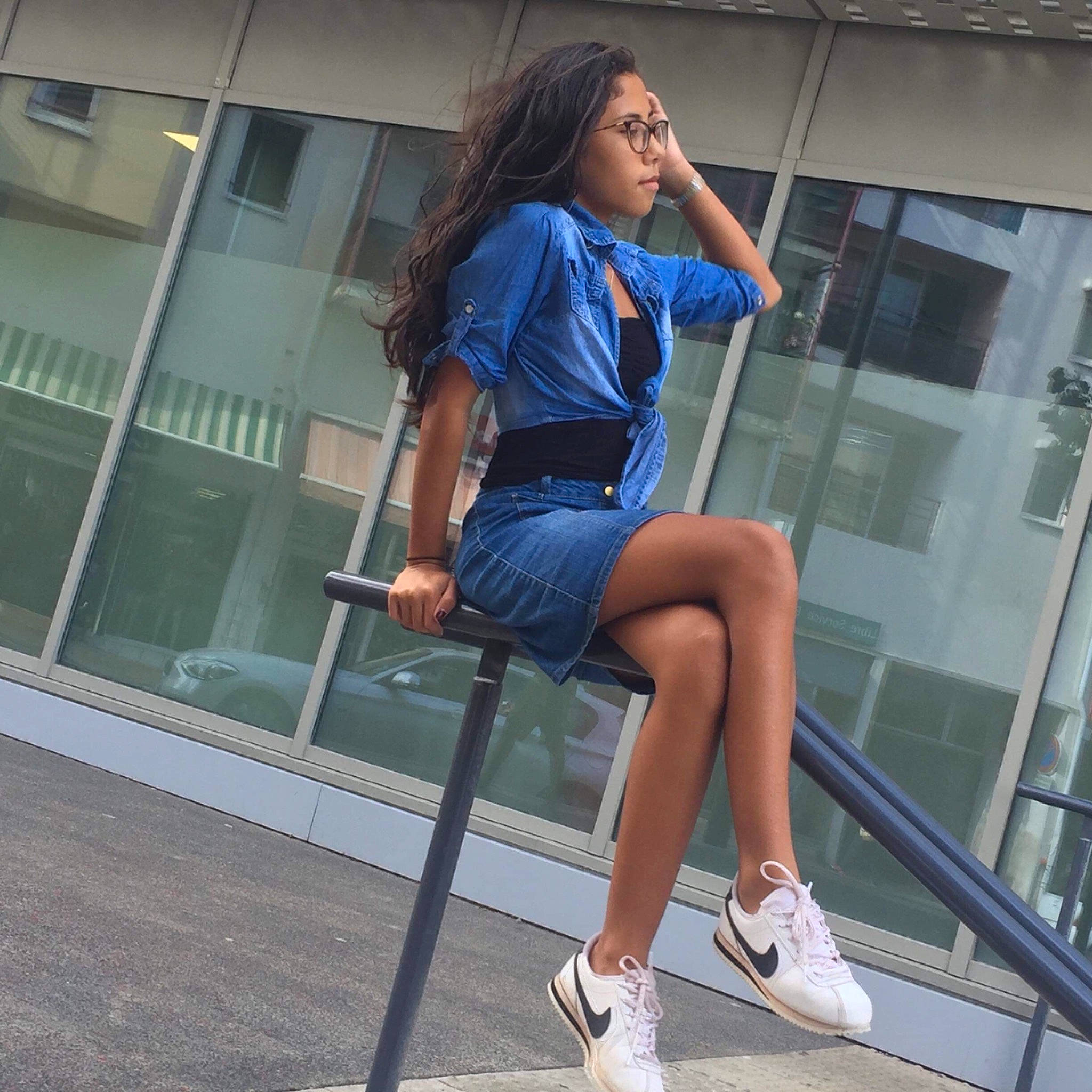 Léa participe au concours pour gagner de l'argent avec cette photo : beauty, blue, denim, electric_blue, fashion, footwear, human_body, human_leg, jeans, joint, knee, leg, person, shoe, shorts, shoulder, sitting, snapshot, textile, thigh