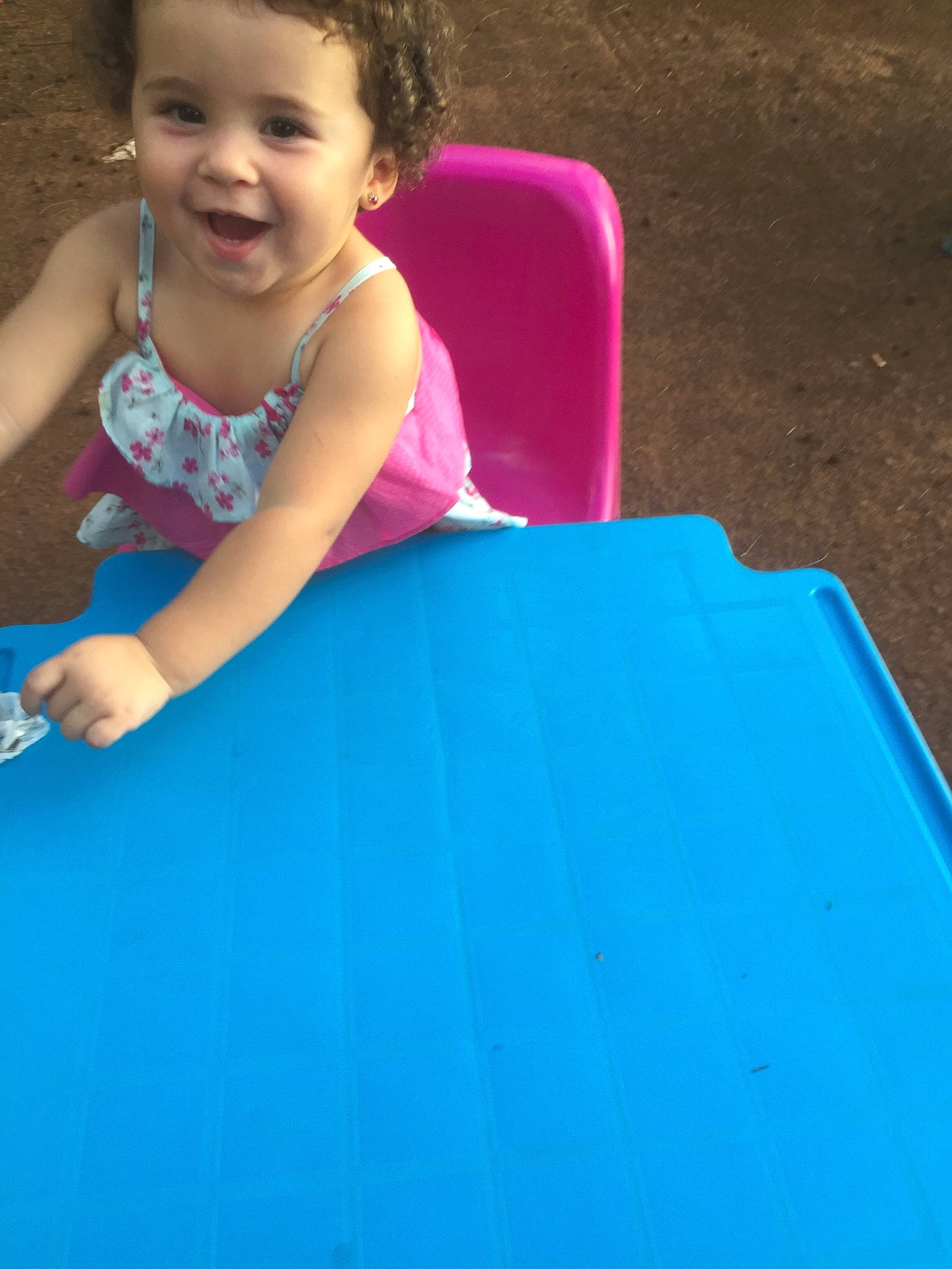 Lou-anne participe au concours pour gagner de l'argent avec cette photo : blue, child, fun, joy, leisure, outdoor_play_equipment, person, pink, play, playground, playground_slide, recreation, smile, toddler, vacation