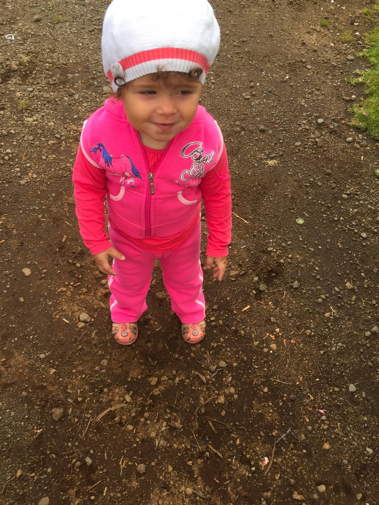 Lou-anne participe au concours pour gagner de l'argent avec cette photo : adaptation, child, fun, headwear, joy, mud, outerwear, person, pink, plant, play, sand, smile, soil, toddler, vacation