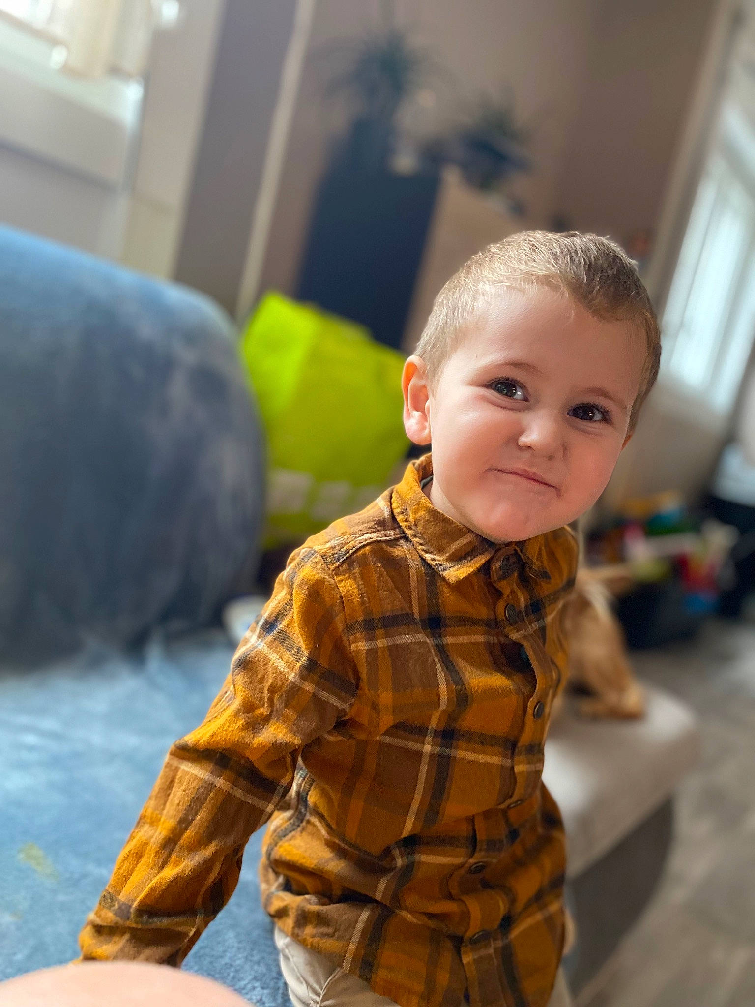 Aaron a rejoint le concours — aidez-le/la à gagner de superbes lots ! baby, baby_toddler_clothing, child, comfort, flooring, fun, happy, leisure, pattern, person, plaid, play, portrait_photography, room, sitting, sleeve, smile, tartan, toddler, vacation