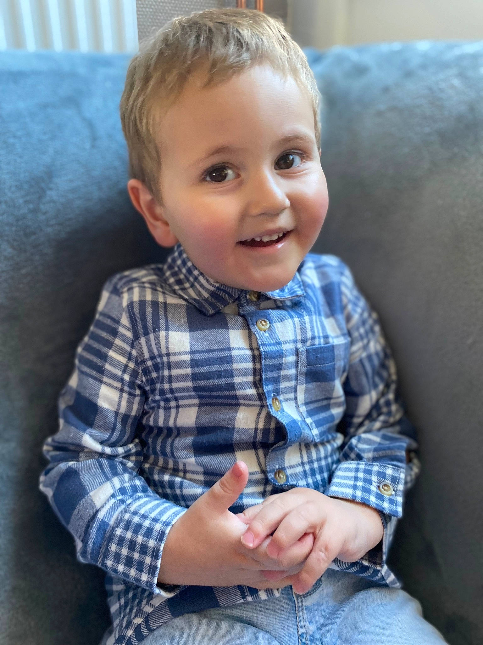 Aaron a rejoint le concours — aidez-le/la à gagner de superbes lots ! cheek, clothing, collar, comfort, couch, dress_shirt, eye, face, finger, hairstyle, hand, head, human_body, jeans, joy, organ, person, plaid, skin, sleeve