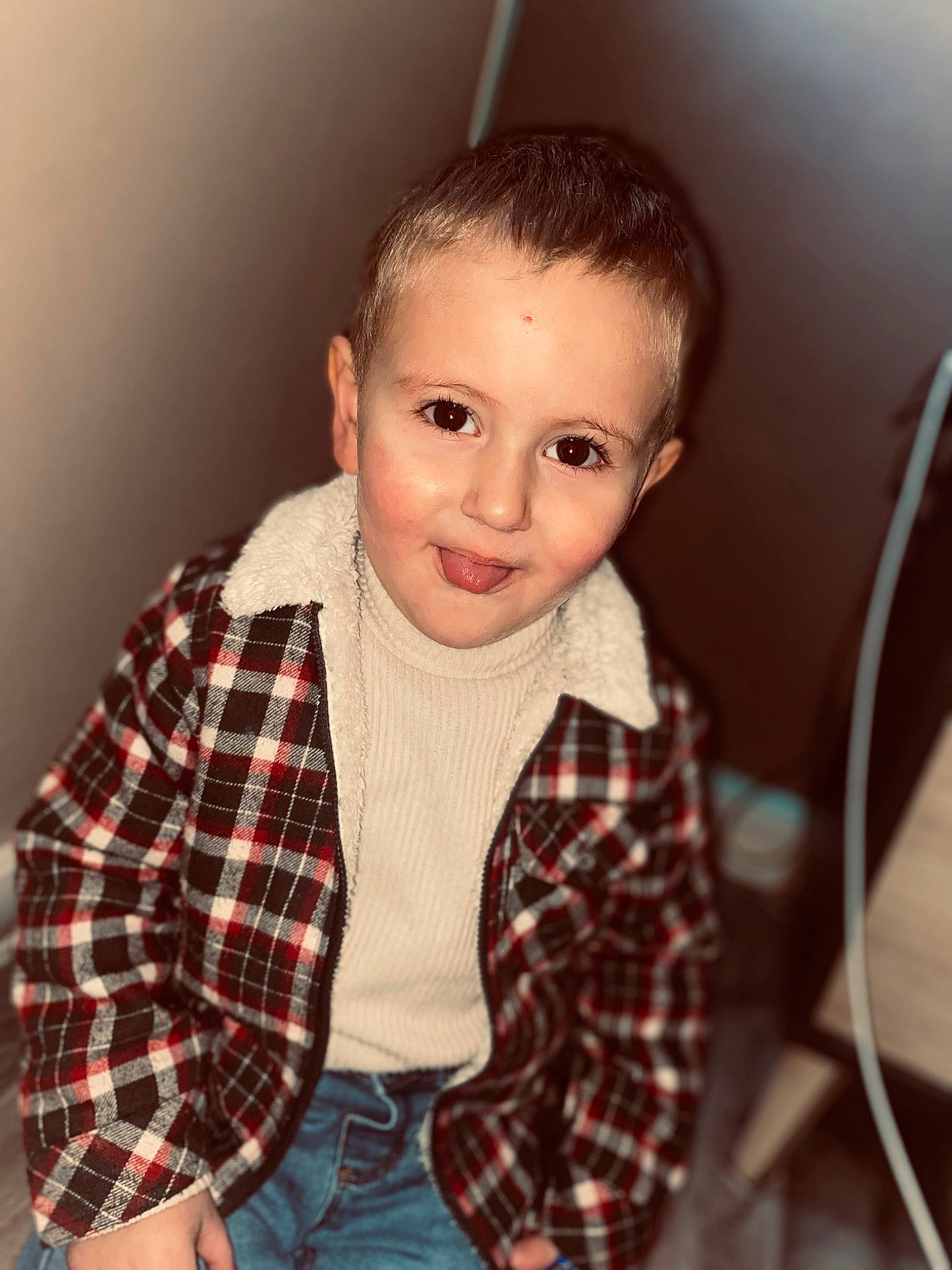 Aaron participe au concours pour gagner de l'argent avec cette photo : baby_toddler_clothing, blond, cheek, child, collar, dress_shirt, flash_photography, fun, hairstyle, happy, joy, neck, organ, pattern, person, plaid, sitting, sleeve, standing, t_shirt