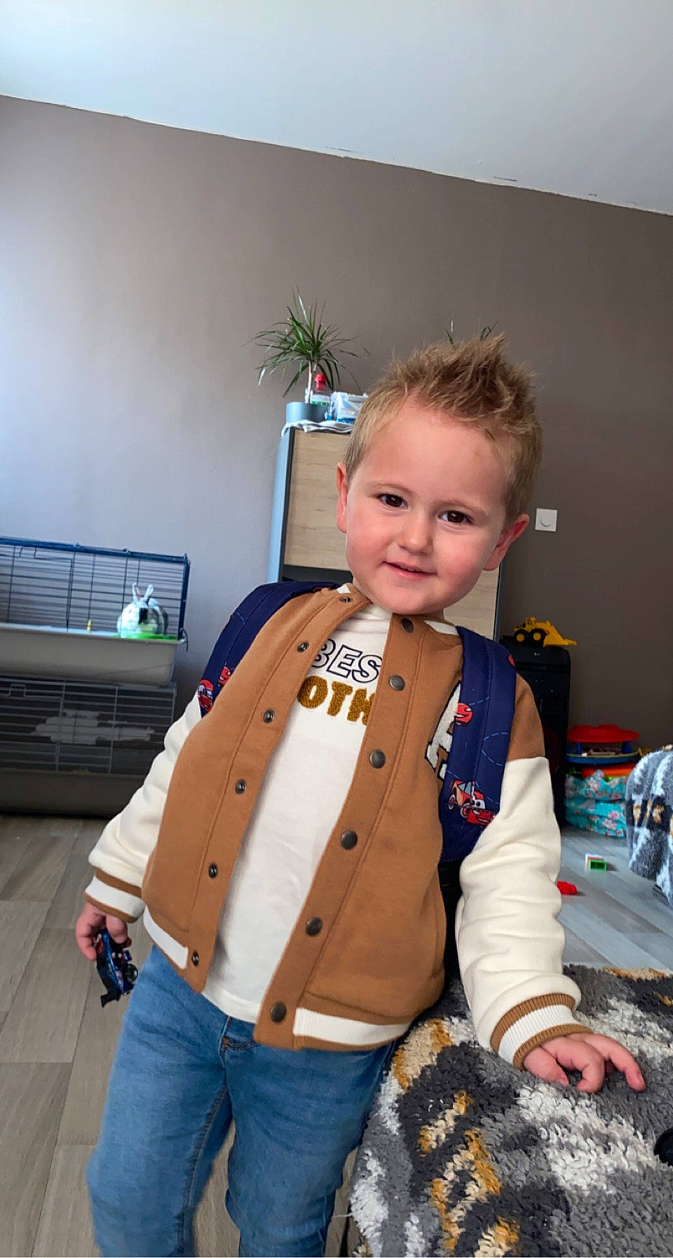 Aaron a rejoint le concours — aidez-le/la à gagner de superbes lots ! baby, baby_toddler_clothing, child, costume, denim, dress_shirt, flooring, fun, houseplant, jeans, joy, orange, pattern, person, plant, room, sitting, sleeve, smile, t_shirt