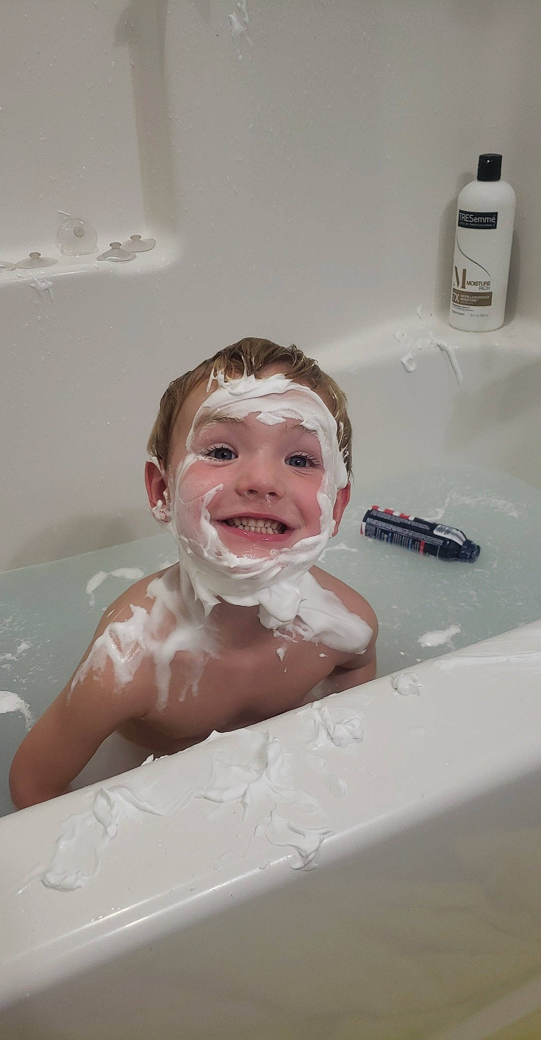 Elliott is registered to the contest to win money with this photo: baby, baby_bathing, bathing, bathroom, bathtub, child, fluid, fun, gas, happy, jaw, joy, person, personal_care, plumbing, plumbing_fixture, room, skin, smile, tap