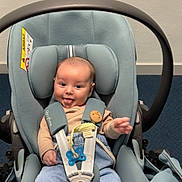 Tiago a rejoint le concours — aidez-le/la à gagner de superbes lots ! baby, car_seat, child, infant, blue, clothing, cute, face, happy, indoors, infant_seat, person, playful, sitting, smiling, straps, tongue, young_child, seatbelt, head_support