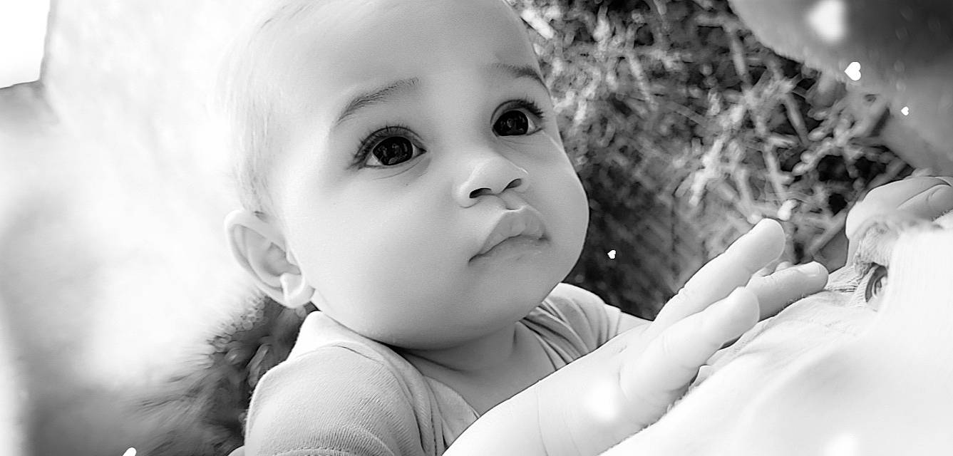 Eliott participe au concours pour gagner de l'argent avec cette photo : arm, baby, black_and_white, cheek, eye, eyelash, flash_photography, gesture, hand, happy, human_body, iris, lip, mouth, nose, people_in_nature, person, skin, smile, style