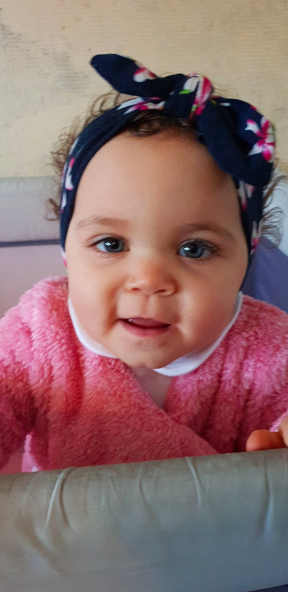Linaya a rejoint le concours — aidez-le/la à gagner de superbes lots ! baby, cheek, child, eye, eyebrow, face, facial_expression, fashion_accessory, forehead, hair_accessory, head, headband, headgear, lip, mouth, nose, person, pink, skin, smile