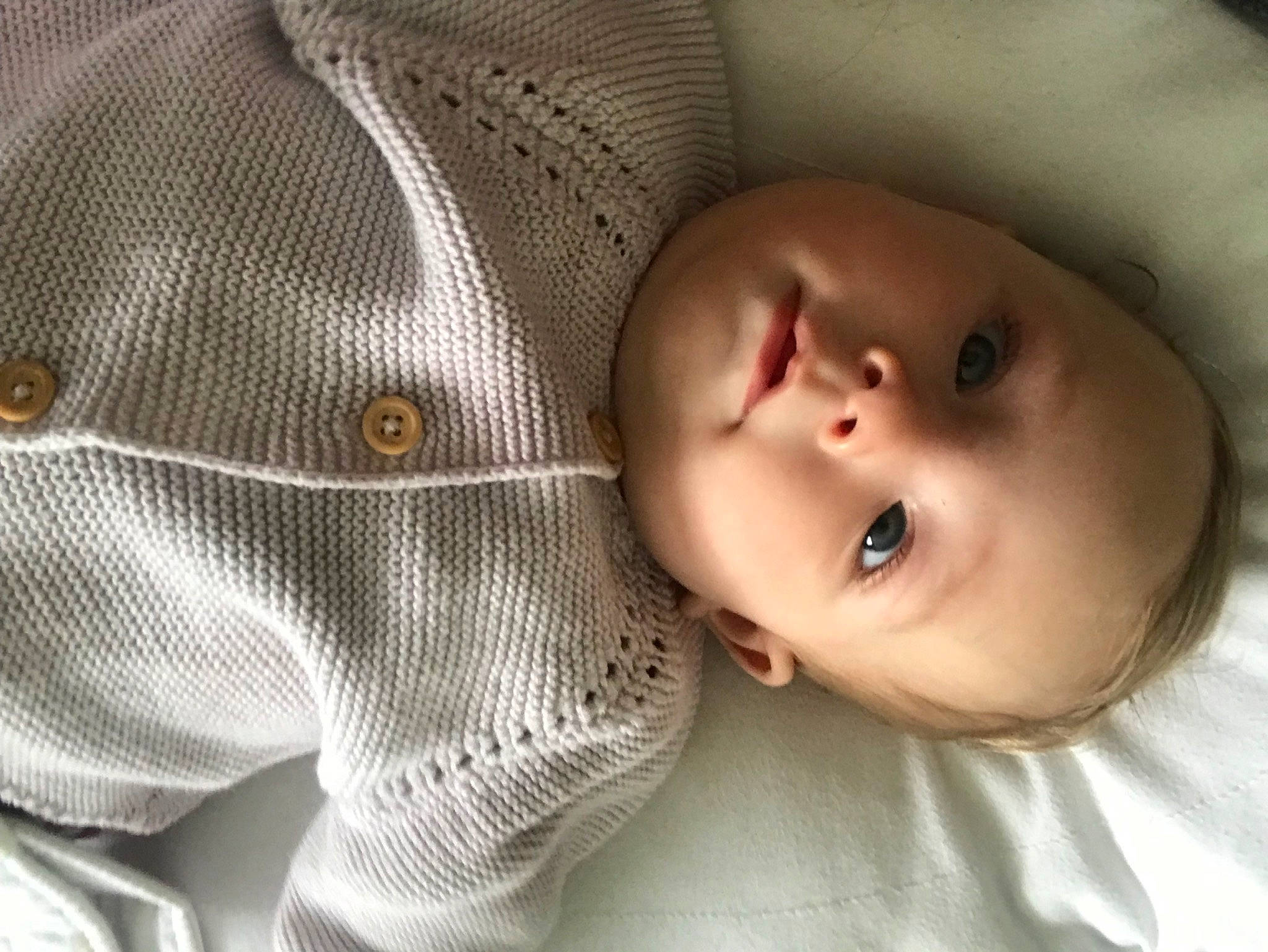 Ambre a rejoint le concours — aidez-le/la à gagner de superbes lots ! baby, baby_toddler_clothing, cap, cheek, chin, comfort, eyebrow, eyelash, facial_expression, grey, headgear, human, iris, lip, mouth, nose, person, skin, sleeve, textile