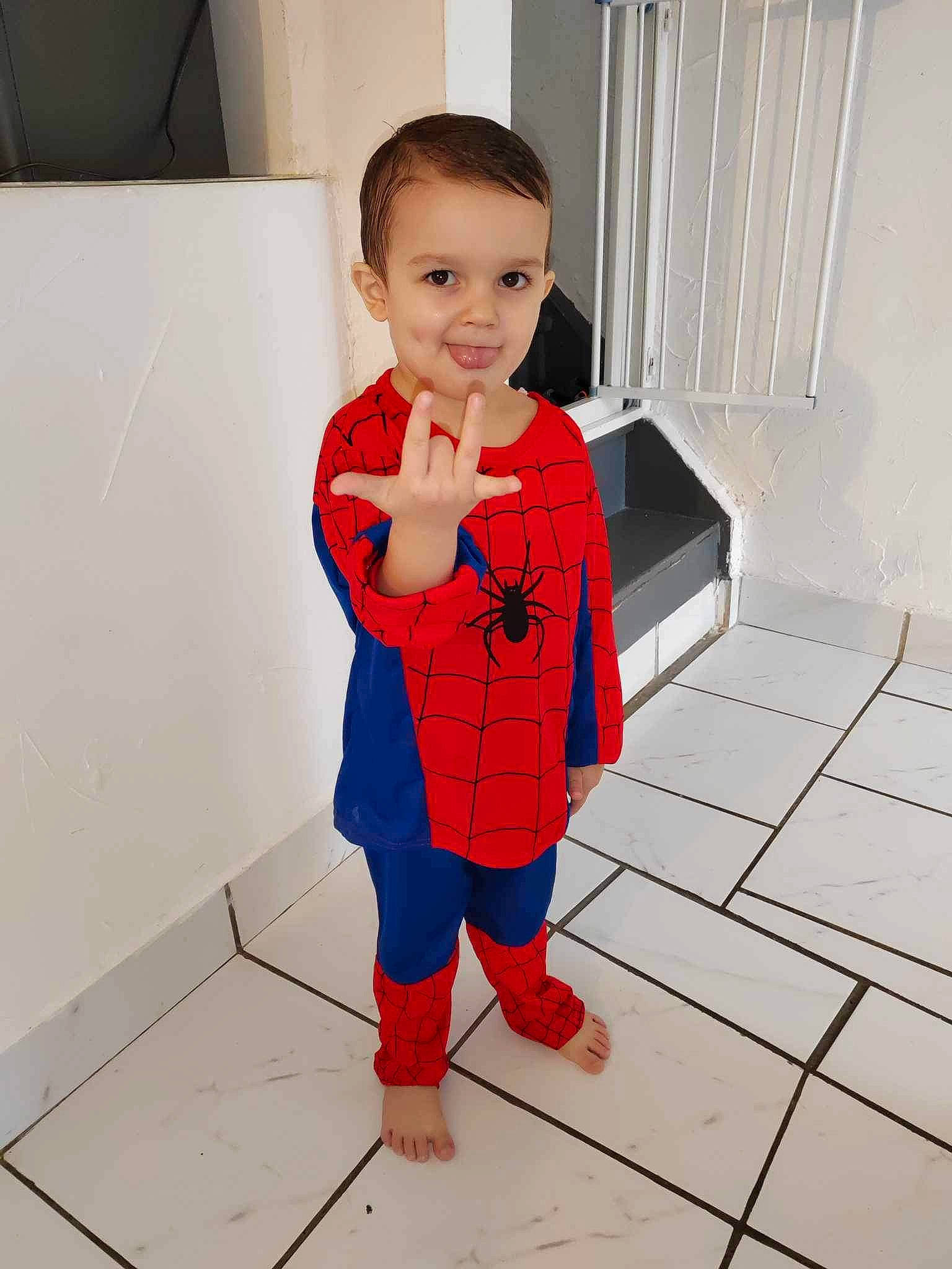 élio a rejoint le concours — aidez-le/la à gagner de superbes lots ! baby_toddler_clothing, carmine, collar, electric_blue, face, floor, flooring, fun, hair, happy, joy, leg, outerwear, pattern, person, rectangle, room, sleeve, smile, standing