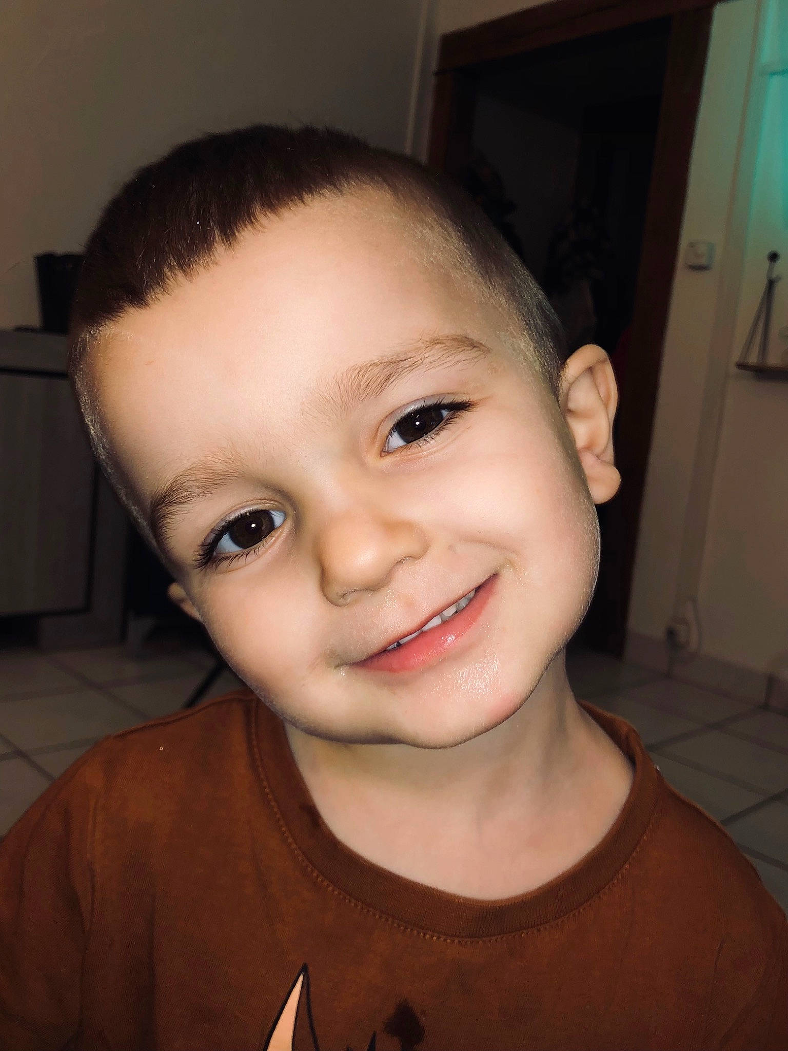 élio participe au concours pour gagner de l'argent avec cette photo : cheek, child, chin, door, ear, eyebrow, eyelash, flash_photography, forehead, fun, happy, head, jaw, joy, lip, nose, person, smile, t_shirt, toddler