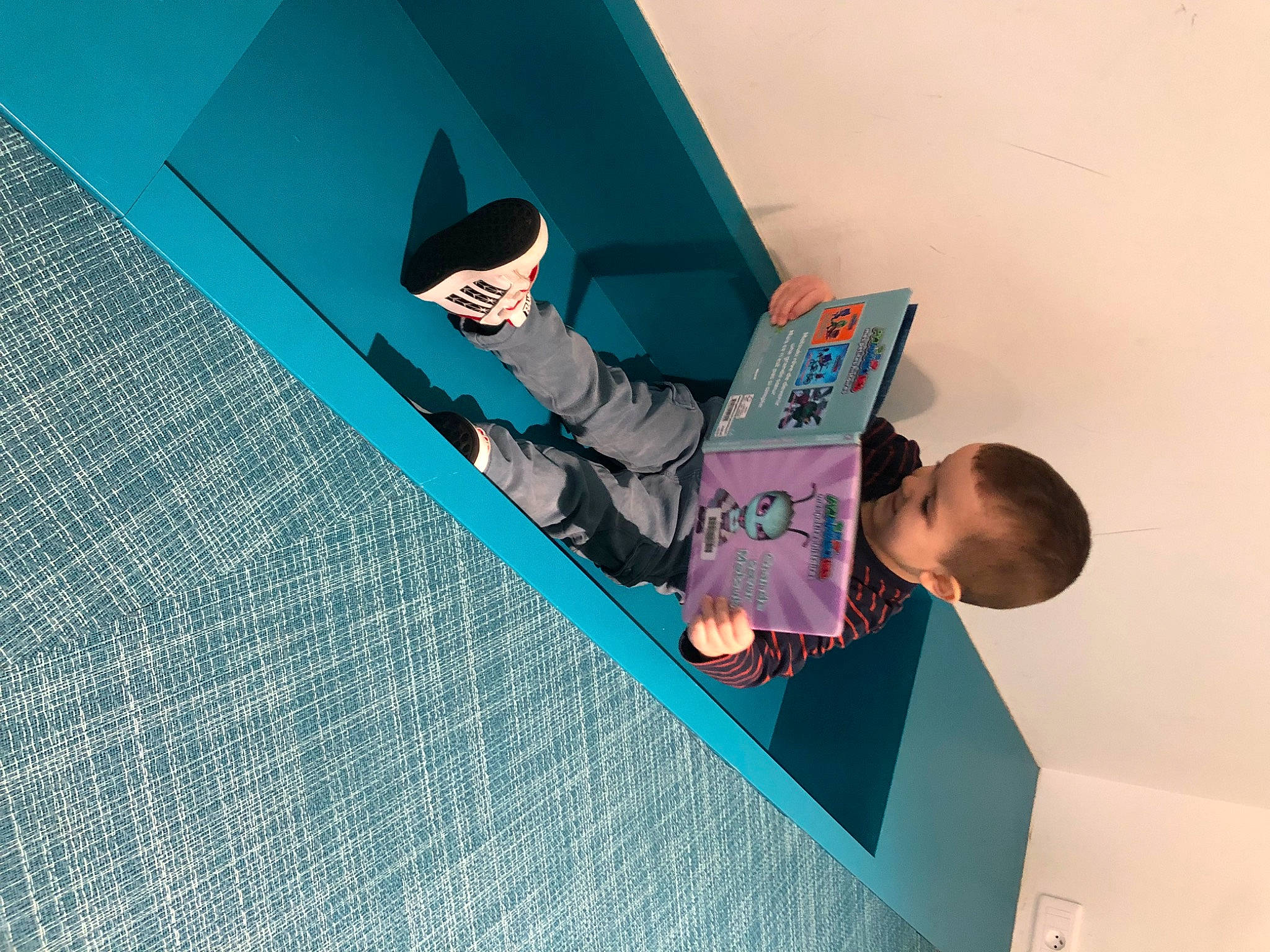 élio participe au concours pour gagner de l'argent avec cette photo : animation, art, electric_blue, eyewear, fictional_character, flooring, font, fun, graphic_design, illustration, leisure, magenta, paper, person, shadow, sitting, space, t_shirt, toddler, visual_arts