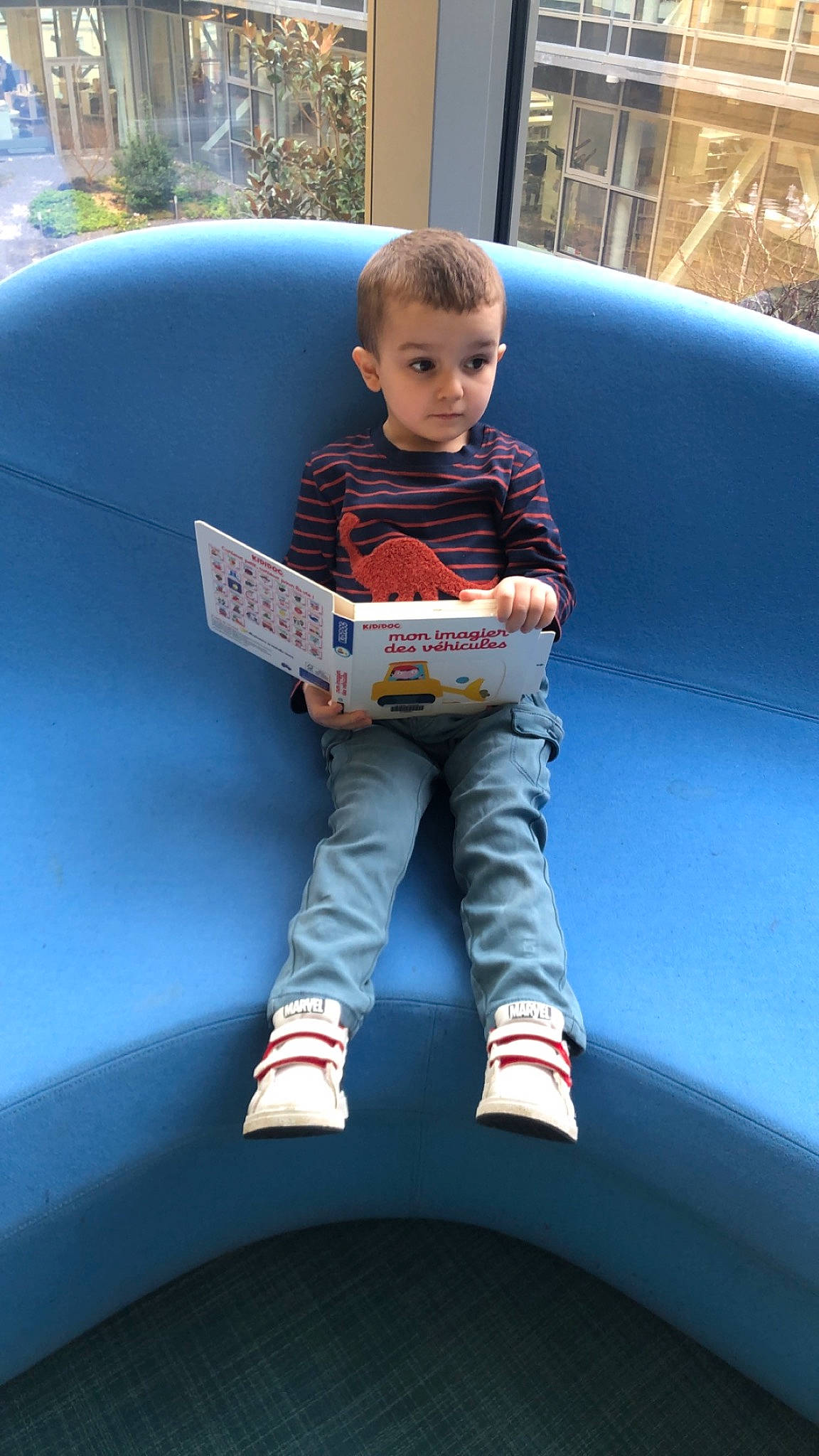 élio participe au concours pour gagner de l'argent avec cette photo : carmine, child, cool, denim, electric_blue, flooring, fun, games, grass, human_leg, inflatable, knee, lap, leisure, outdoor_play_equipment, person, playground, recreation, sitting, t_shirt