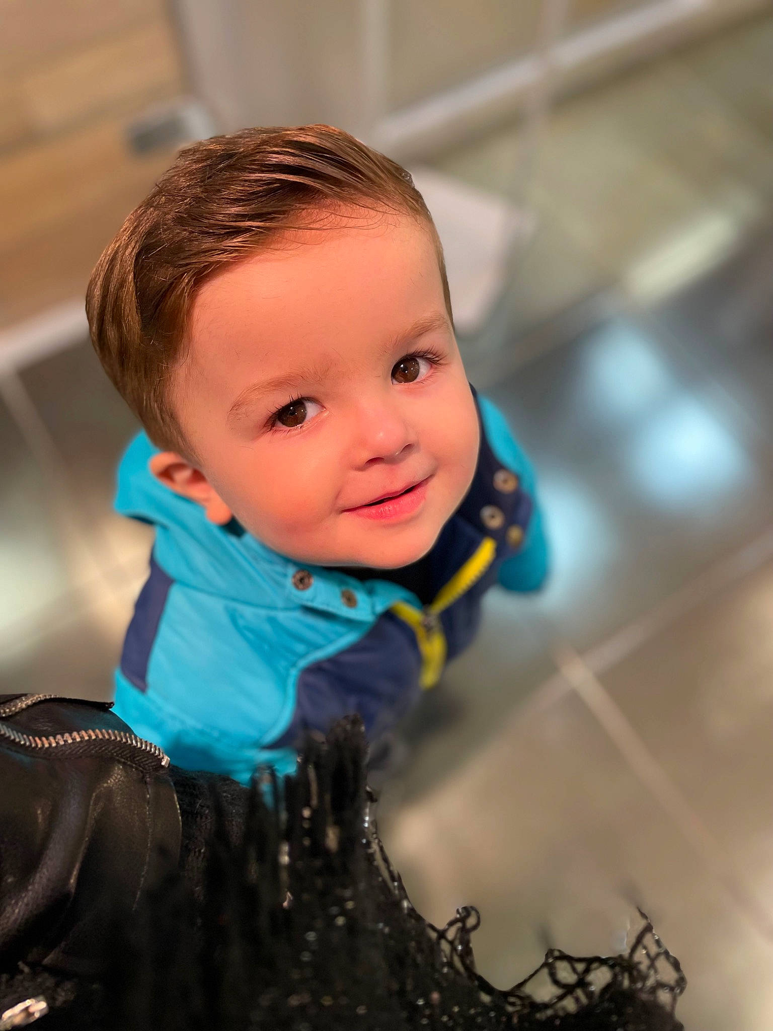 Noé participe au concours pour gagner de l'argent avec cette photo : baby, cheek, child, electric_blue, eye, eyelash, face, flash_photography, fun, happy, iris, jacket, joy, leisure, nose, person, personal_protective_equipment, play, portrait_photography, sitting