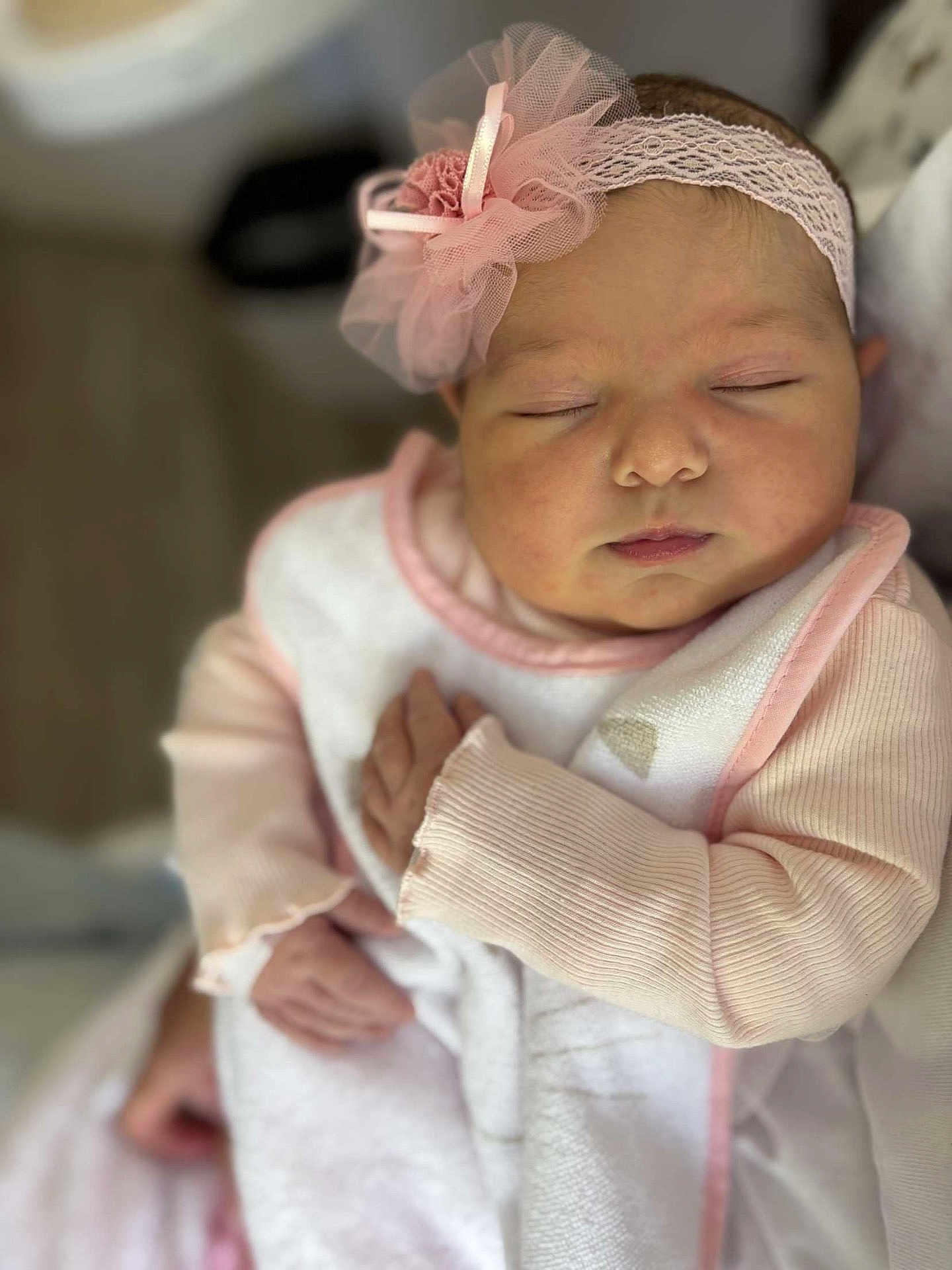 Hosanna a rejoint le concours — aidez-le/la à gagner de superbes lots ! baby, sleeping, headband, pink, flower, towel, closeup, soft_focus, infant, cute, child, peaceful, portrait, newborn, hand, clothing, indoors, skin, face, rest