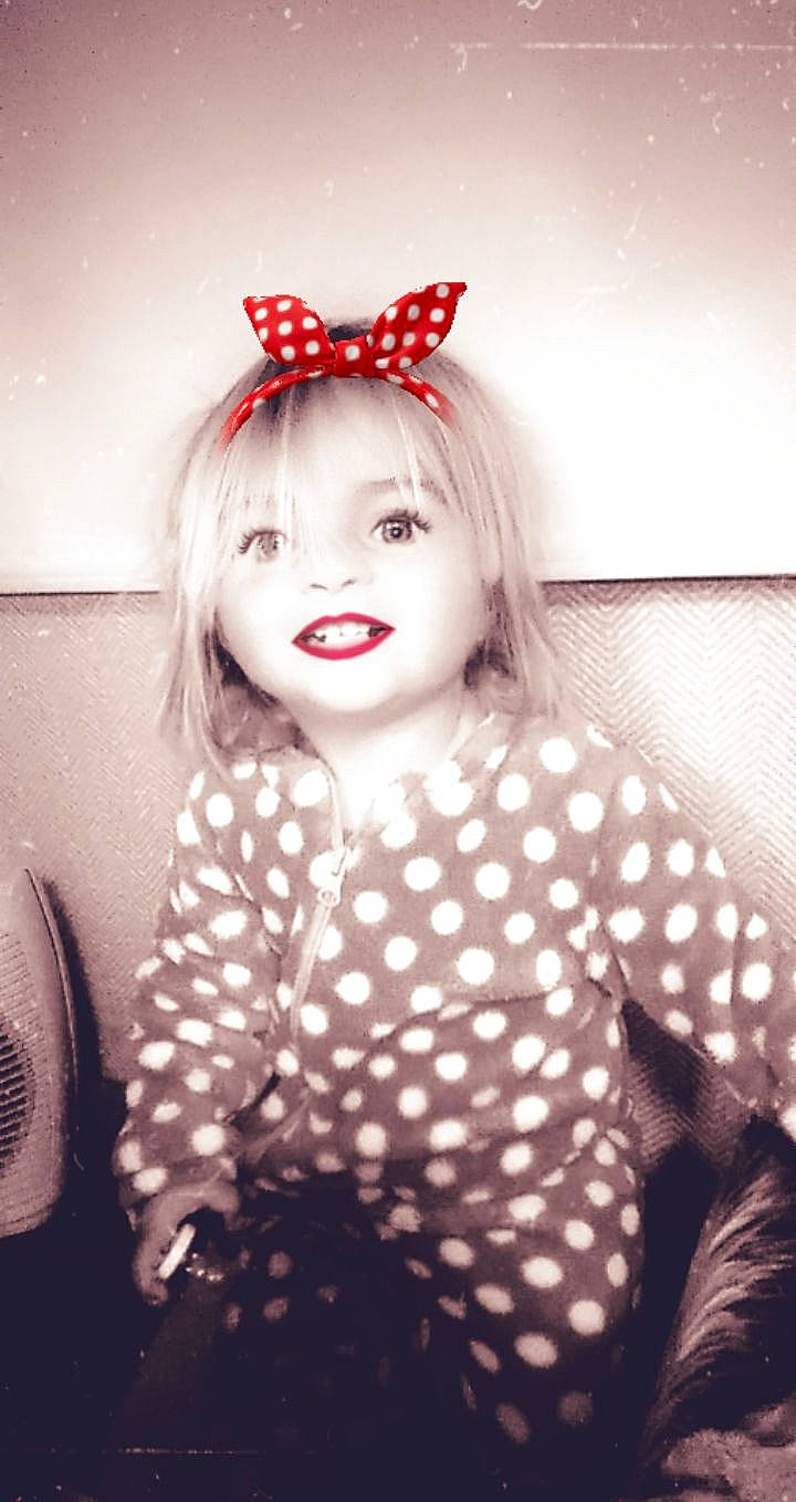 Taïsia participe au concours pour gagner de l'argent avec cette photo : beauty, black_and_white, blond, design, ear, eye, face, hair, hairstyle, head, joy, lip, monochrome, nose, pattern, person, photography, polka_dot, red, retro_style