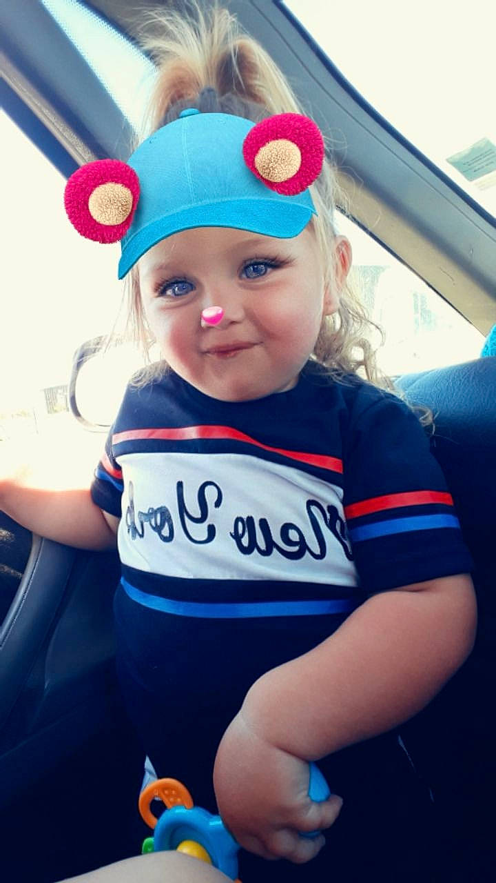 Kesly participe au concours pour gagner de l'argent avec cette photo : baby, blue, cap, child, cool, ear, electric_blue, fashion_accessory, happy, headgear, person, pink, play, skin, smile, toddler, vacation