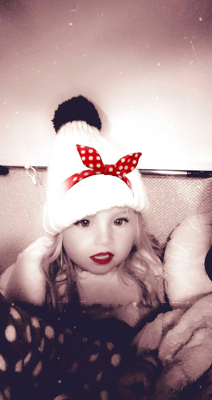 Kesly a rejoint le concours — aidez-le/la à gagner de superbes lots ! beanie, black_and_white, cap, costume_accessory, costume_hat, ear, fashion_accessory, fur, hat, headgear, knit_cap, lip, person, red, white