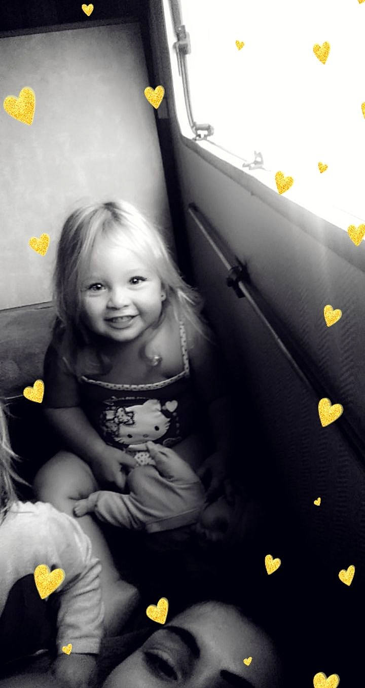 Kesly a rejoint le concours — aidez-le/la à gagner de superbes lots ! black, black_and_white, black_hair, blond, child, fun, happy, joy, long_hair, nose, person, photography, plant, sitting, smile, toddler, yellow