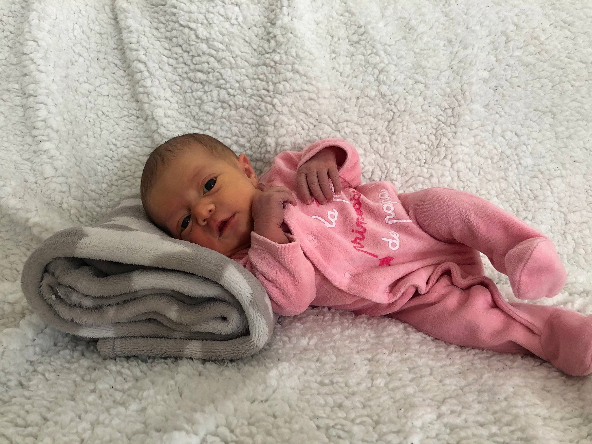 Léna a rejoint le concours — aidez-le/la à gagner de superbes lots ! baby, baby_products, baby_toddler_clothing, bedtime, blanket, cheek, child, comfort, linens, nose, peach, person, pink, skin, sleep, toddler, towel