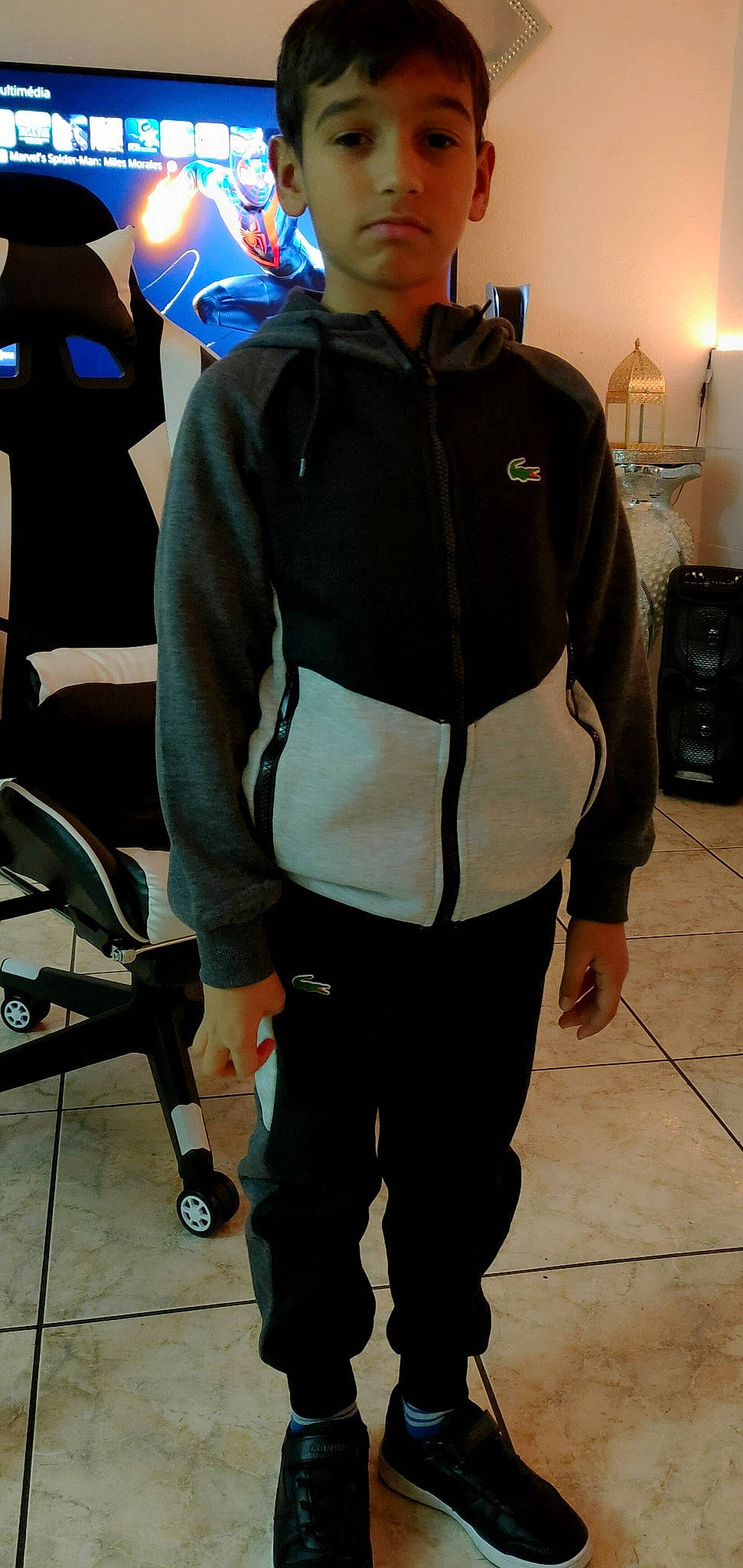 Ethan participe au concours pour gagner de l'argent avec cette photo : backpack, bag, chair, electric_blue, event, eyewear, human_leg, joint, knee, lamp, leg, luggage_and_bags, outerwear, person, sleeve, snapshot, sportswear, standing, street_fashion, t_shirt