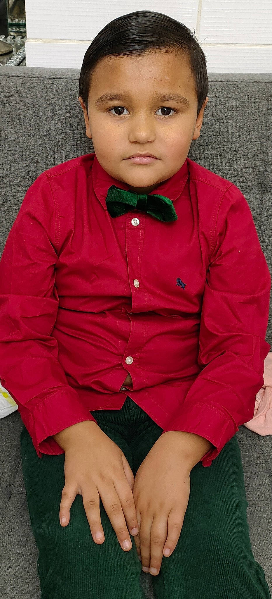 Jesus participe au concours pour gagner de l'argent avec cette photo : baby_toddler_clothing, black, blazer, button, cheek, collar, dress_shirt, head, lip, neck, nose, organ, outerwear, person, pink, red, skin, sleeve, standing, thigh