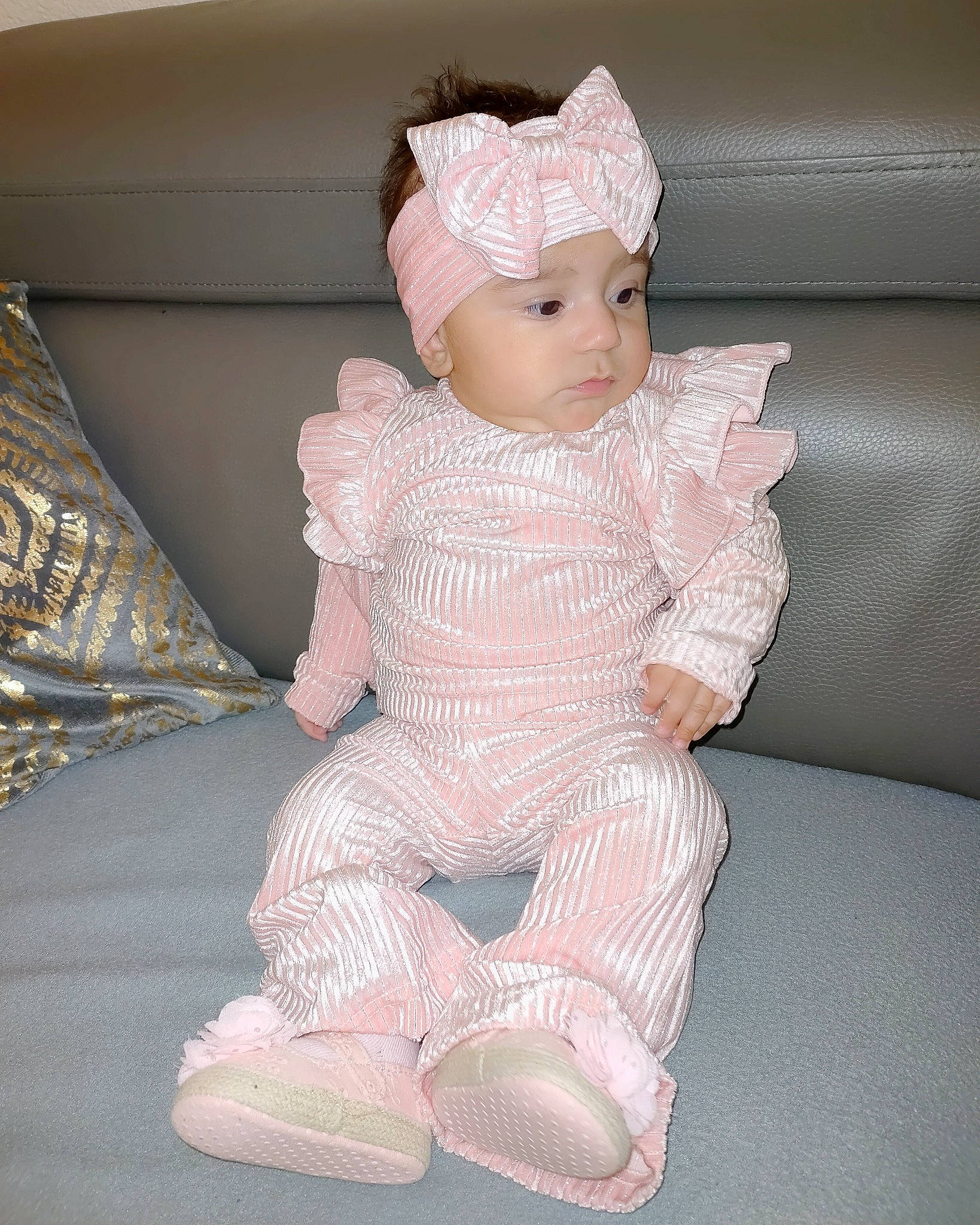 Louna participe au concours pour gagner de l'argent avec cette photo : baby, baby_toddler_clothing, cheek, child, comfort, costume, doll, eyelash, fashion_accessory, flooring, fur, headwear, linens, outerwear, pattern, person, room, sitting, sleeve, stuffed_toy