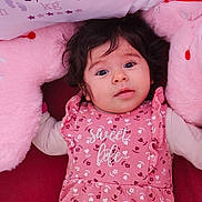 Athena a rejoint le concours — aidez-le/la à gagner de superbes lots ! baby, blanket, bodypart, couch, crib, cushion, face, finger, furniture, hand, happy, head, homedecor, infantbed, newborn, pattern, person, photography, portrait, text