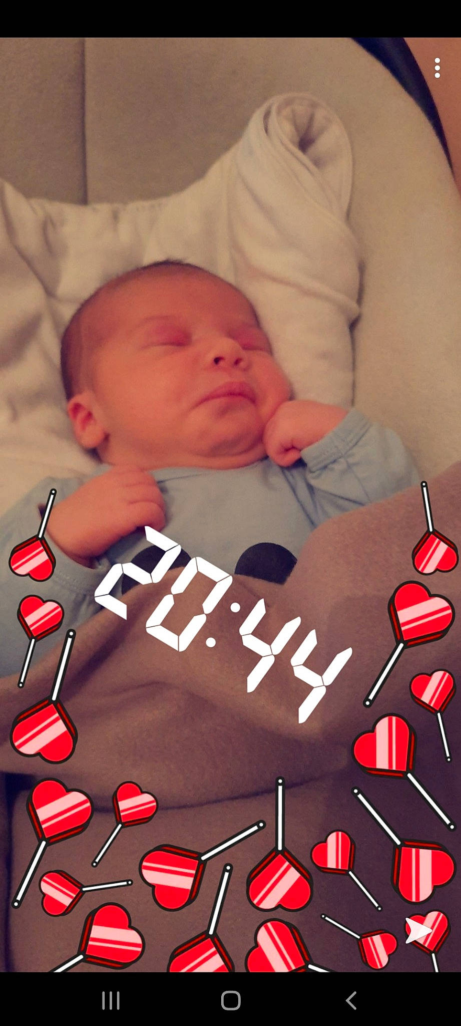 Sohann participe au concours pour gagner de l'argent avec cette photo : baby, carmine, child, finger, person, sweetness, toddler