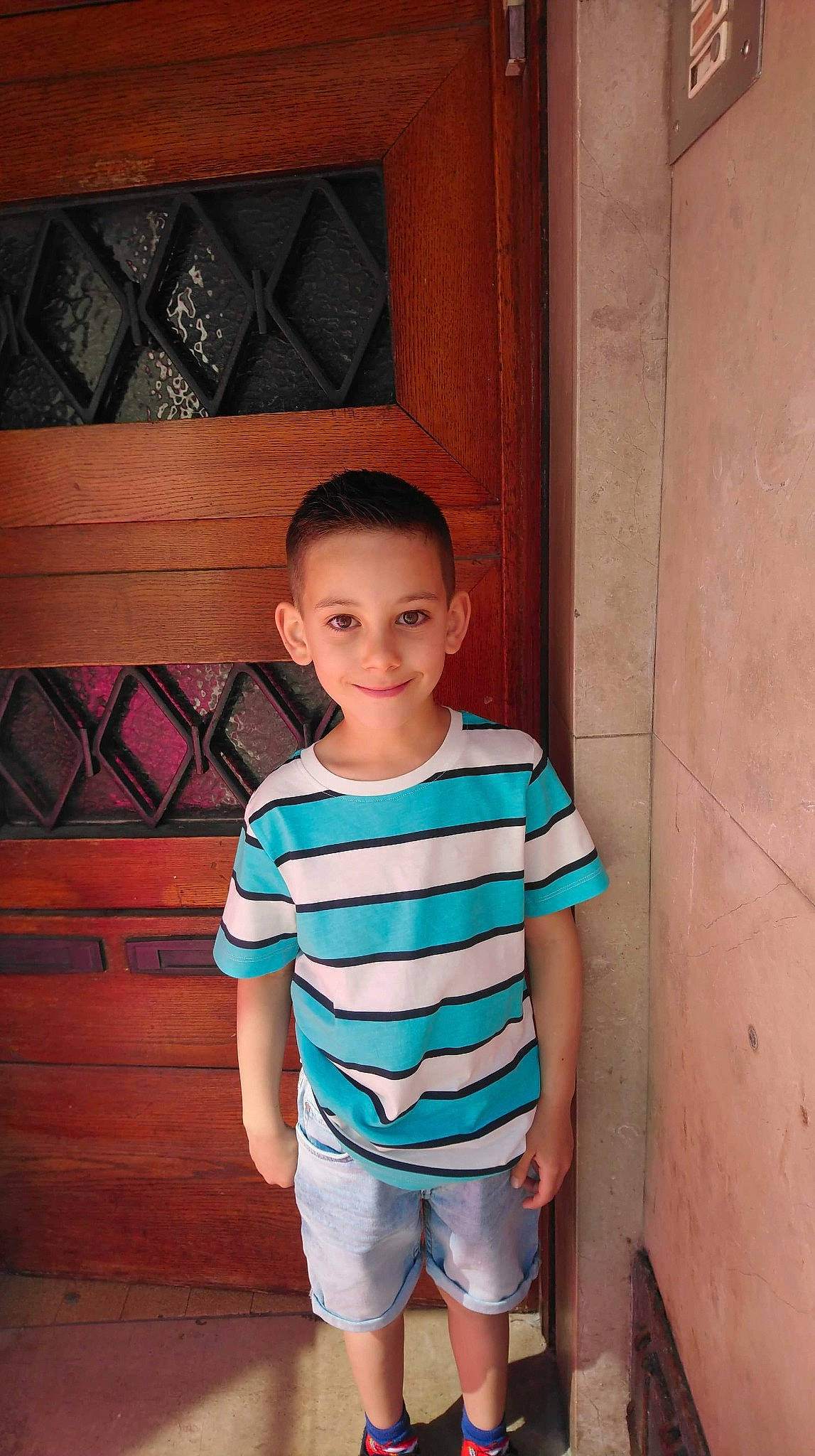 Karim participe au concours pour gagner de l'argent avec cette photo : arm, child, joy, leg, person, shorts, shoulder, standing, t_shirt, toddler