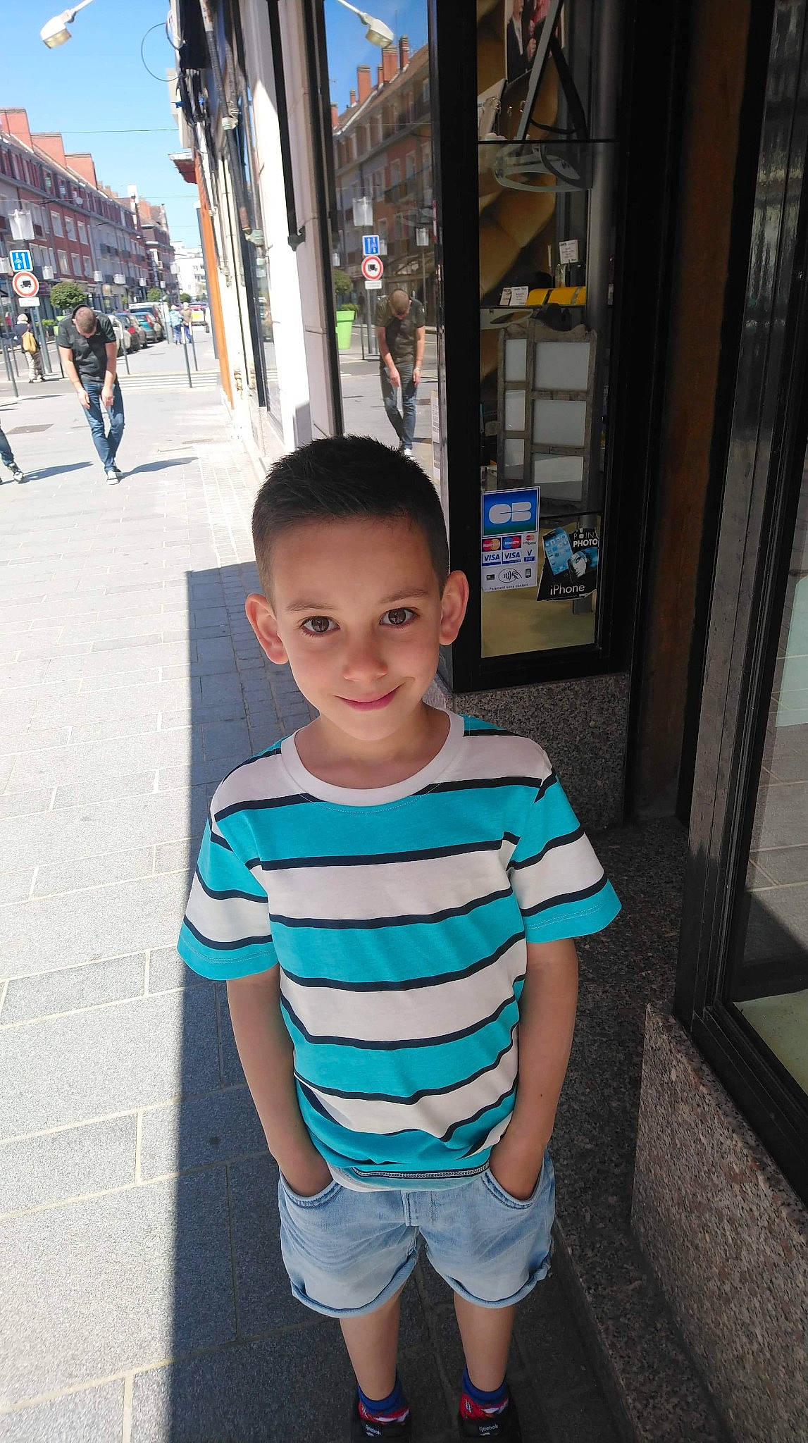 Karim a rejoint le concours — aidez-le/la à gagner de superbes lots ! child, chin, cool, face, head, joy, leisure, person, photography, skin, smile, snapshot, standing, street, summer, t_shirt, technology, toddler, tourism, vacation