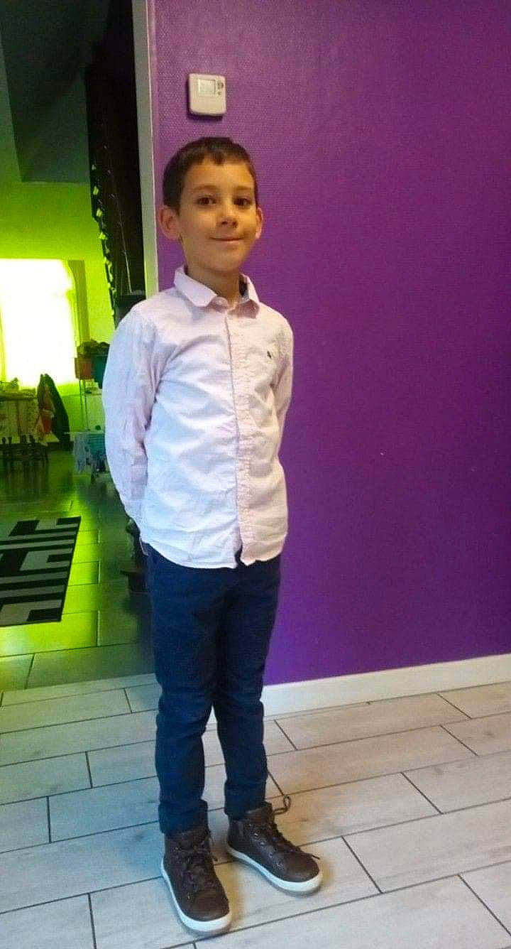 Karim a rejoint le concours — aidez-le/la à gagner de superbes lots ! child, child_model, footwear, jeans, joy, person, shoe, smile, snapshot, standing