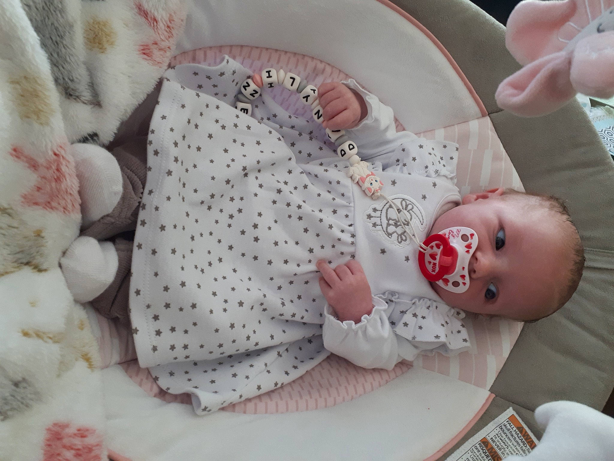 Danyline participe au concours pour gagner de l'argent avec cette photo : baby, baby_products, baby_safety, baby_sleeping, baby_toddler_clothing, bathing, bedding, carmine, child, comfort, headgear, linens, pattern, person, pink, product, room, skin, sleeve, textile