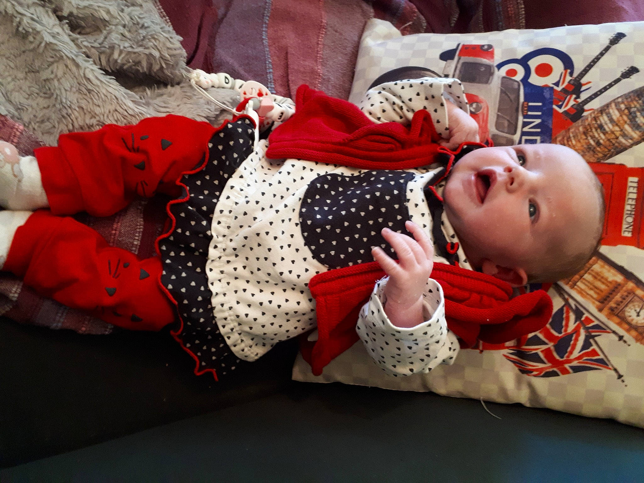 Danyline a rejoint le concours — aidez-le/la à gagner de superbes lots ! abdomen, baby, baby_toddler_clothing, carmine, child, comfort, flooring, fun, human_leg, linens, pattern, person, red, room, sitting, sleeve, textile, thigh, toddler, tradition