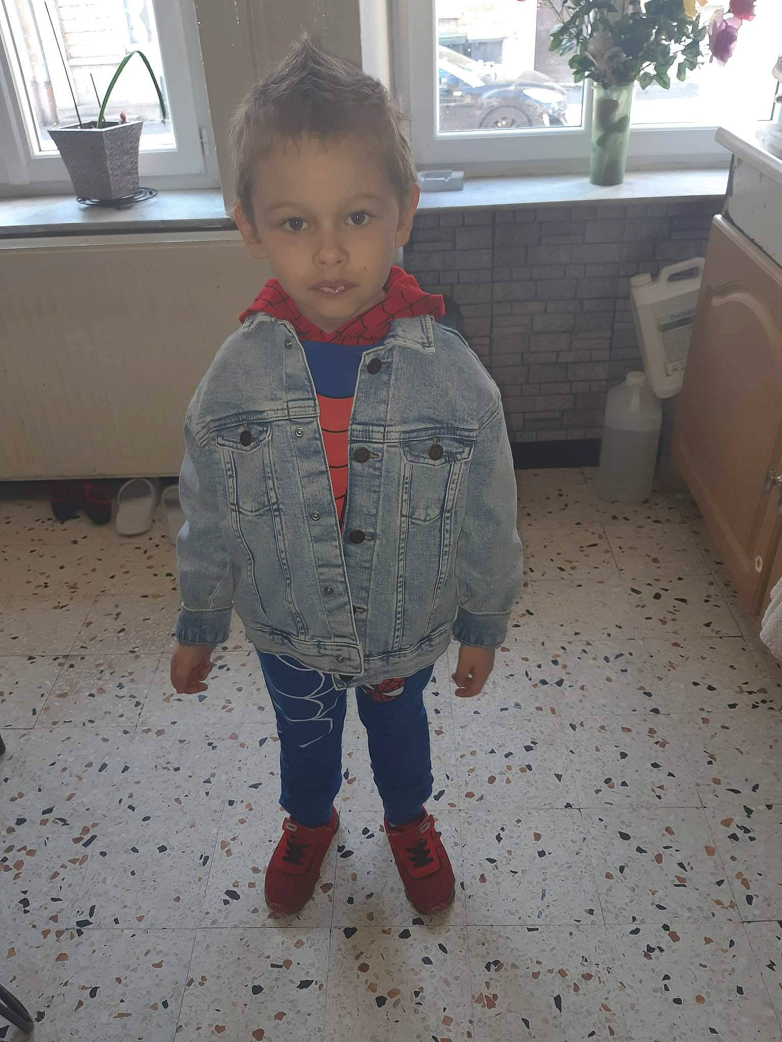 Maëkel a rejoint le concours — aidez-le/la à gagner de superbes lots ! baby_toddler_clothing, child, couch, eye, floor, flooring, fun, hardwood, head, human_leg, leg, nose, pattern, person, plant, shoulder, sitting, sleeve, toddler, window