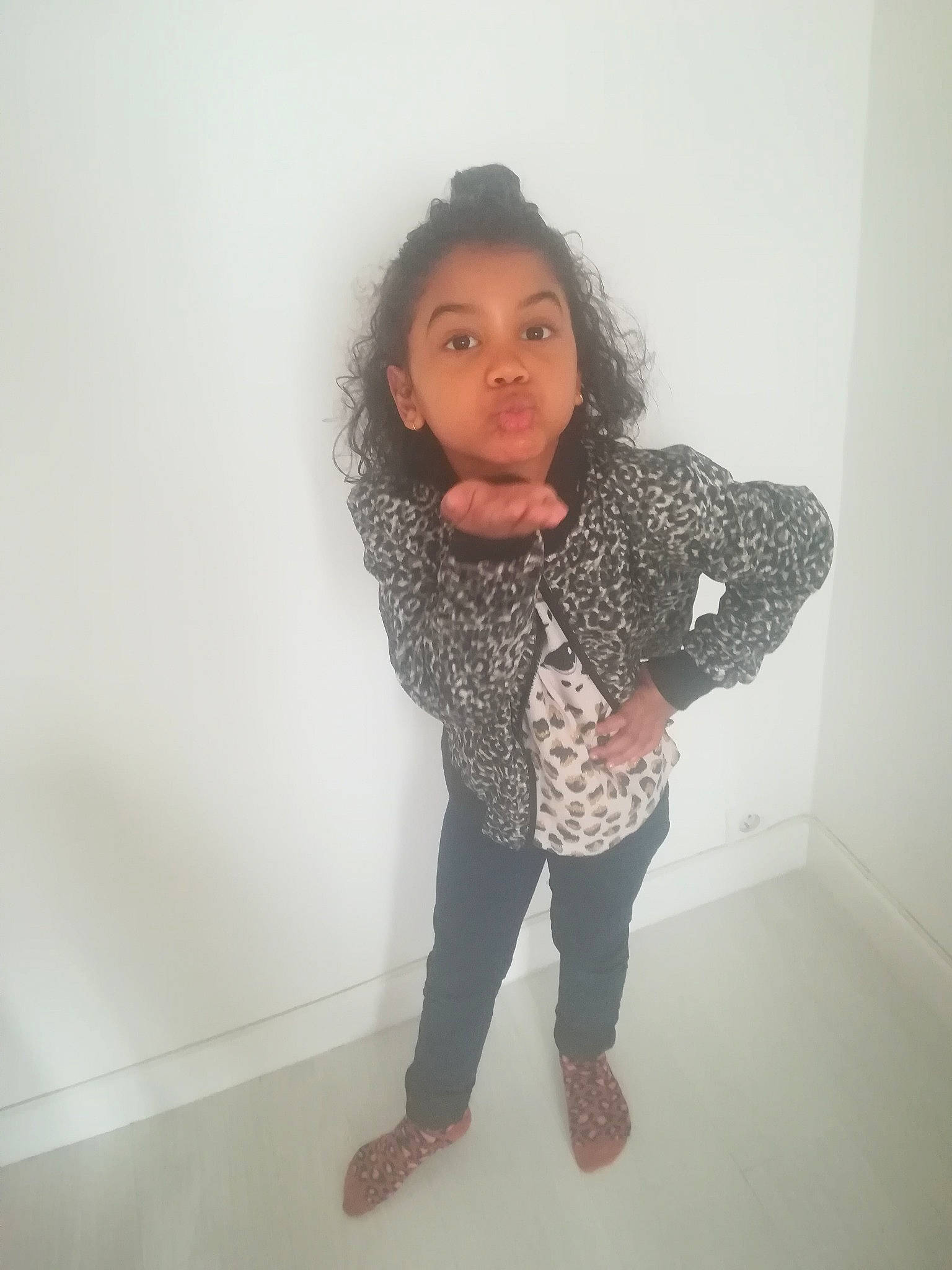 Léna Mila participe au concours pour gagner de l'argent avec cette photo : fashion_design, flooring, foot, fun, fur, knee, leggings, lip, outerwear, pattern, person, room, sandal, sitting, sleeve, t_shirt, thigh, visual_arts, waist, wig