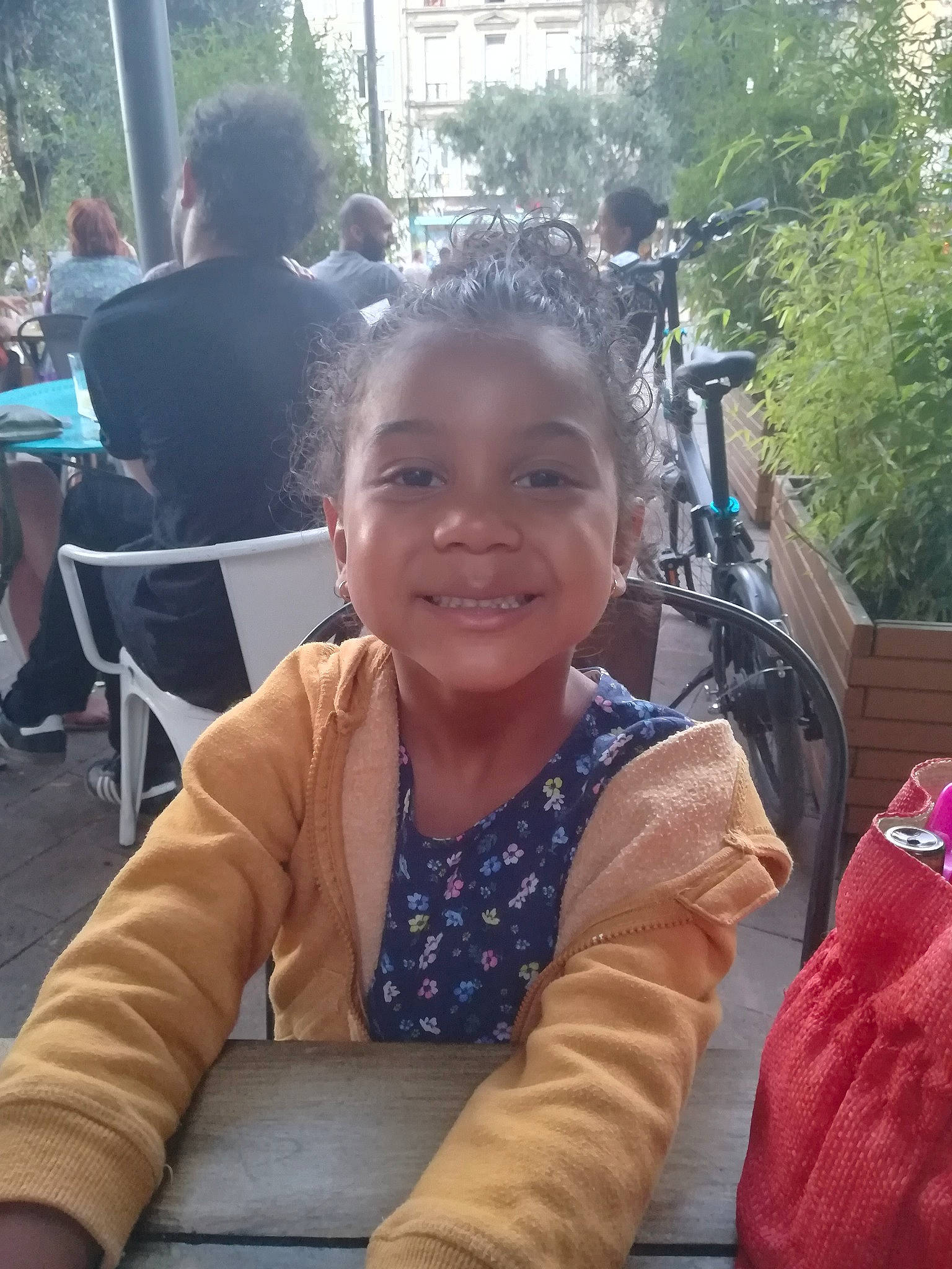 Léna Mila participe au concours pour gagner de l'argent avec cette photo : bicycle_wheel, chair, cool, daytime, event, fun, grass, hairstyle, happy, joy, leisure, mammal, person, plant, recreation, sitting, smile, summer, t_shirt, travel