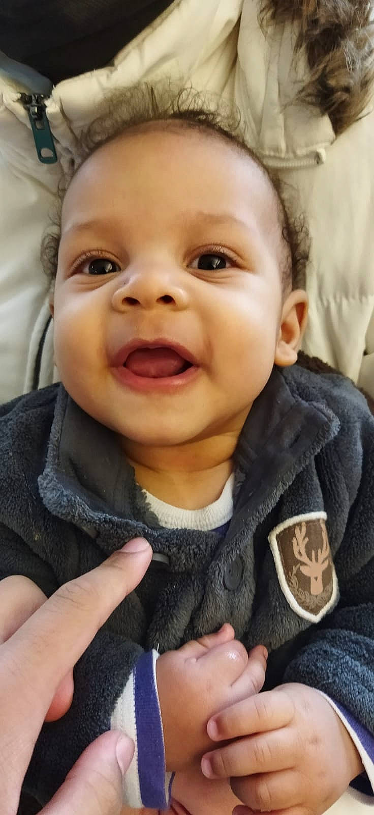 Jeyden participe au concours pour gagner de l'argent avec cette photo : baby_toddler_clothing, cheek, chin, eye, eyebrow, eyelash, finger, gesture, happy, iris, lip, mouth, nose, person, skin, sleeve, smile, thumb, toddler, tongue