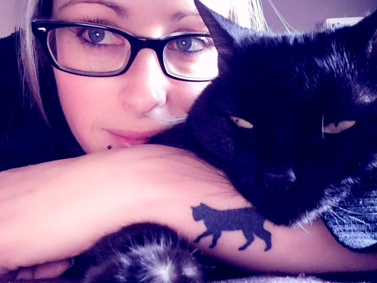 Cookie a rejoint le concours — aidez-le/la à gagner de superbes lots ! arm, black, cat, comfort, ear, eye, eyelash, felidae, glasses, hair, hand, head, lip, mouth, neck, organ, shoulder, skin, vertebrate, vision_care