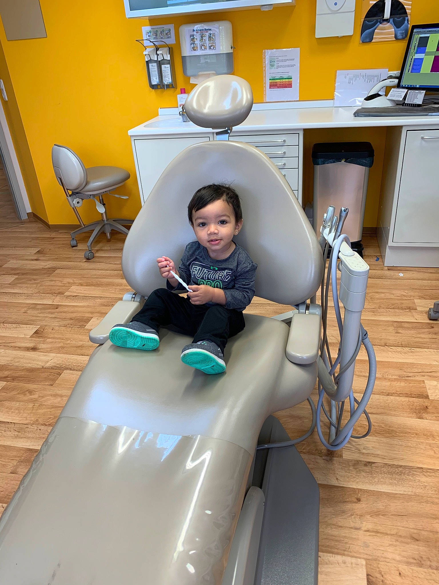 Lee is registered to the contest to win money with this photo: chair, child, clinic, comfort, health_care, hospital, medical, medical_equipment, person, service, sitting