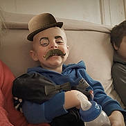 Enzo a rejoint le concours — aidez-le/la à gagner de superbes lots ! arm, baby, child, facial_hair, finger, fun, glasses, hat, headgear, leg, moustache, muscle, photography, sitting, toddler, vacation