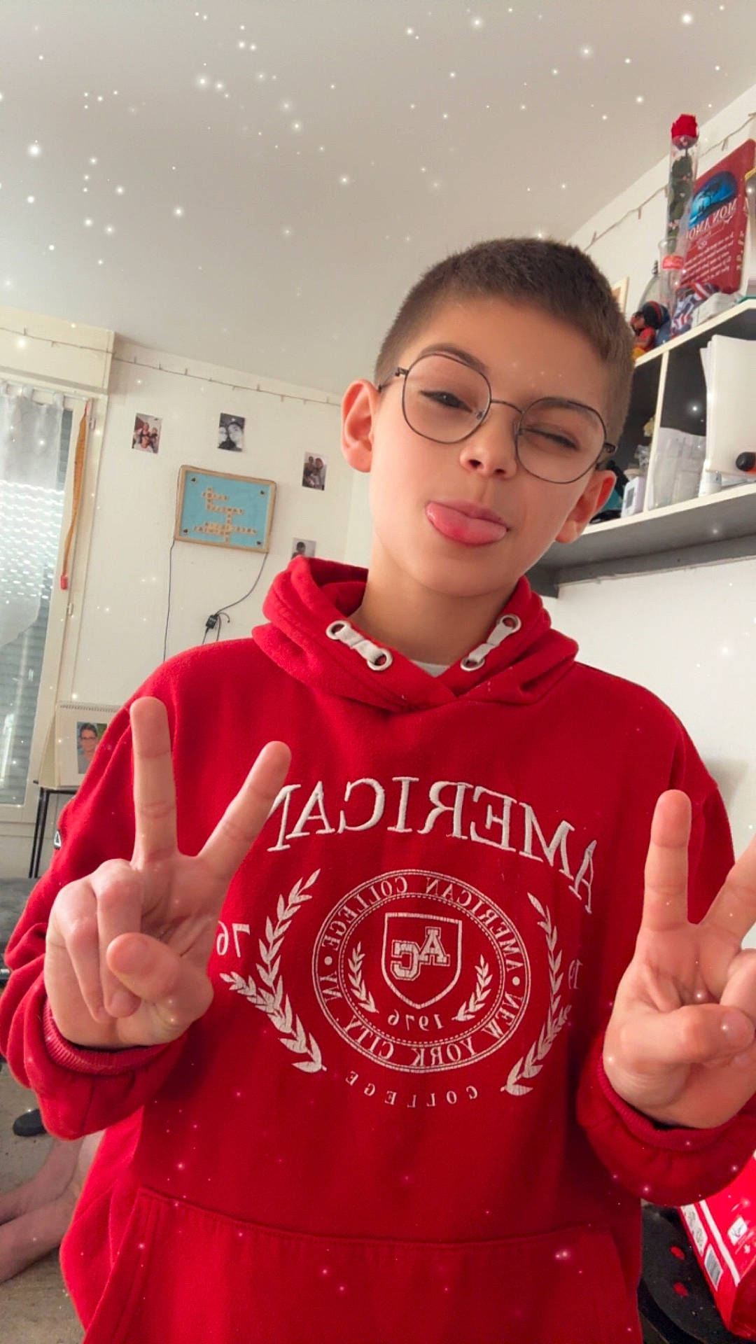 Mathias participe au concours pour gagner de l'argent avec cette photo : accessories, adult, bodypart, clothing, cosmetics, face, female, finger, glasses, hand, head, hoodie, knitwear, person, photography, portrait, sweater, sweatshirt, t_shirt, woman