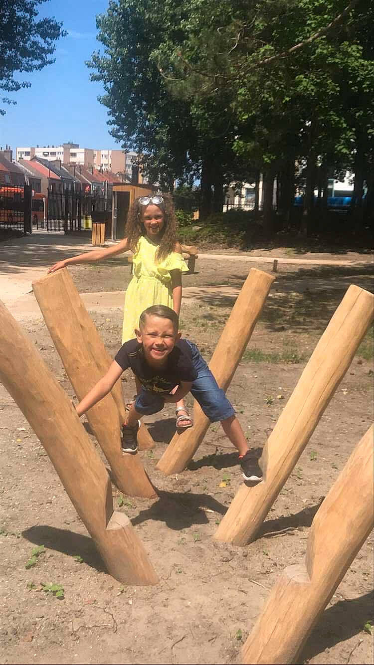 Kelyahna a rejoint le concours — aidez-le/la à gagner de superbes lots ! art, city, concrete, fun, grass, hand, joy, leisure, person, public_space, recreation, sand, shorts, sitting, sky, smile, soil, t_shirt, tree, trunk