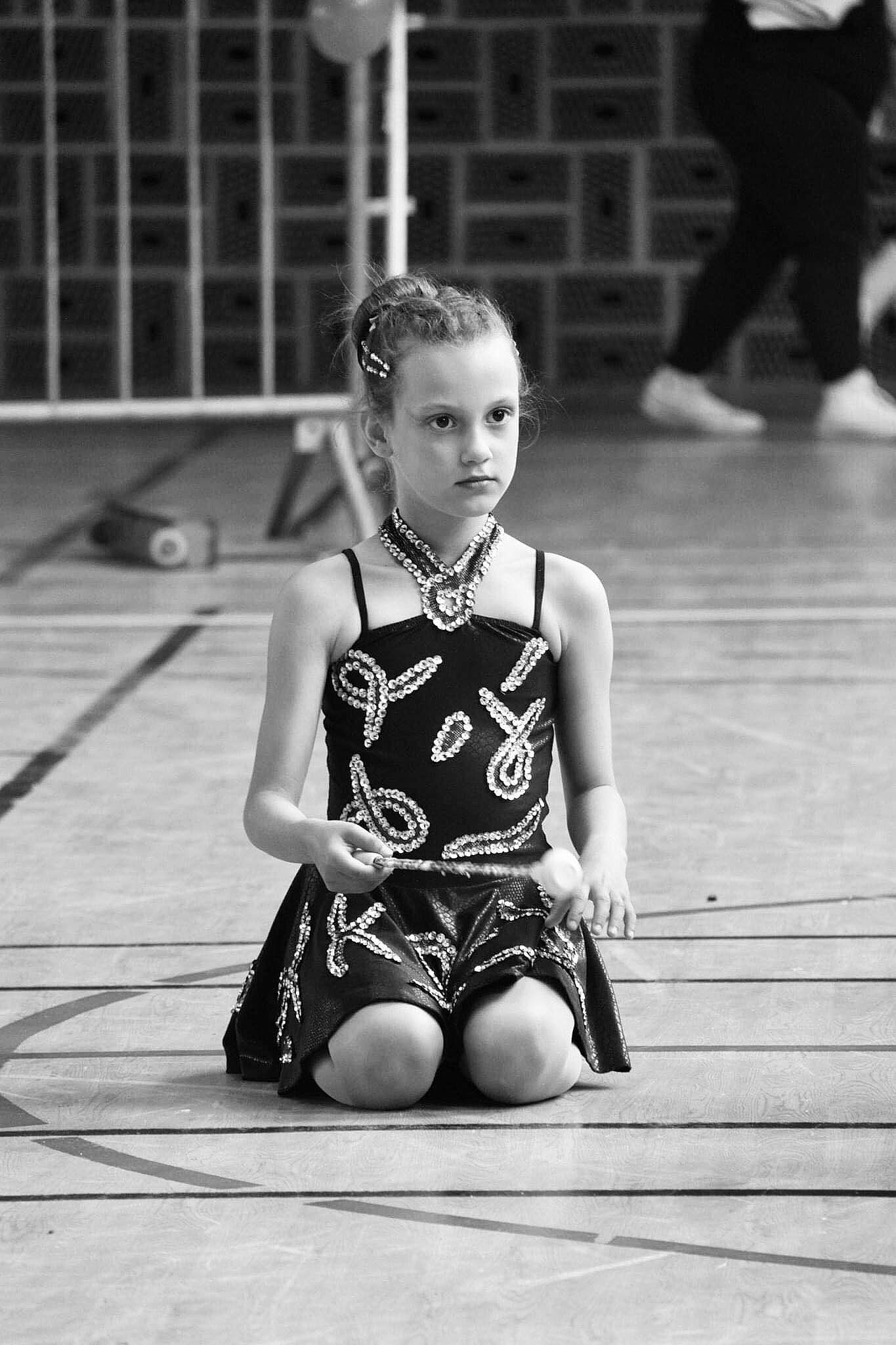 Kelyahna a rejoint le concours — aidez-le/la à gagner de superbes lots ! black, black_and_white, dress, fashion_design, flash_photography, floor, flooring, happy, joint, leg, leotard, monochrome, monochrome_photography, person, snapshot, sportswear, standing, style, thigh, waist